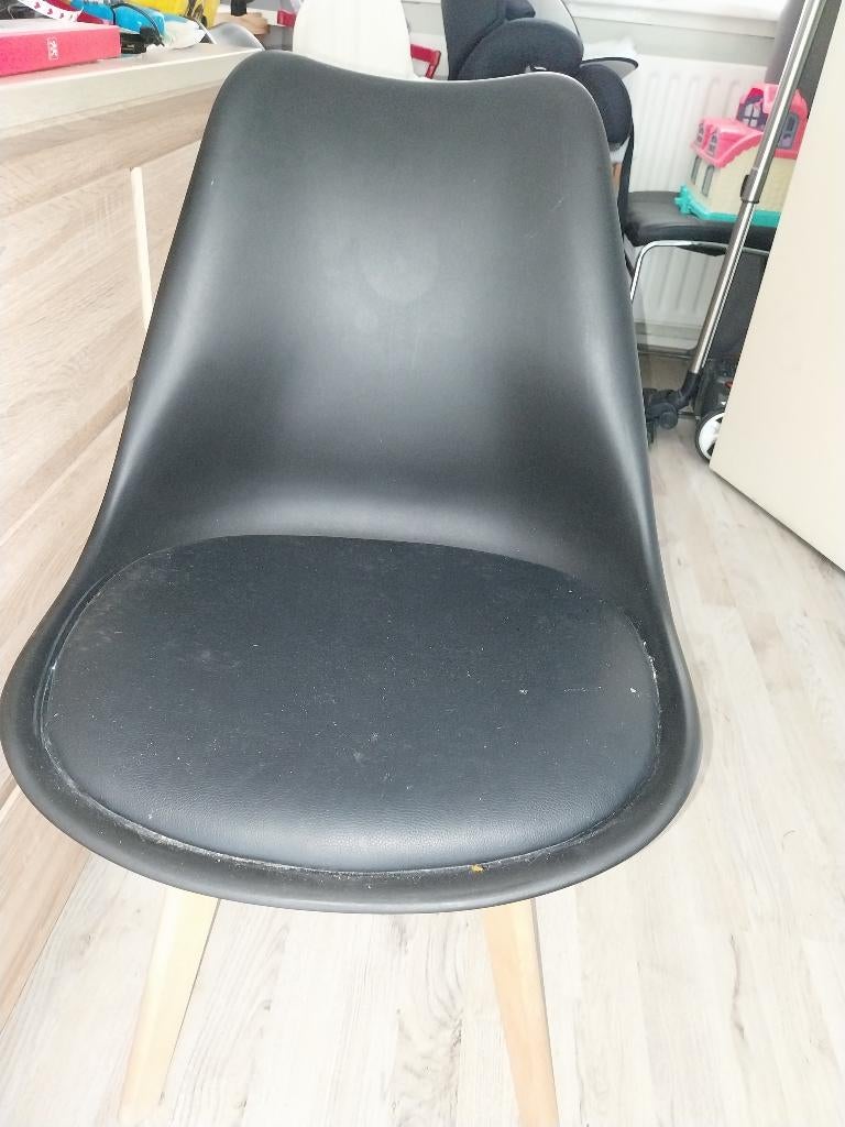 Eettafel stoelen, Ophalen, Zwart kunstof zitting met houten poten., Gebruikt, Zwart