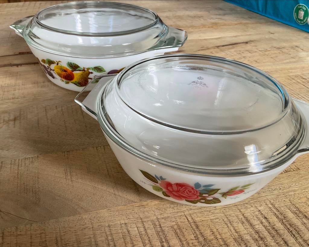 Vintage Pyrex ovenschalen met deksel, set van 2, Huis en Inrichting, Gebruikt, Ophalen of Verzenden, Overige stijlen, Glas