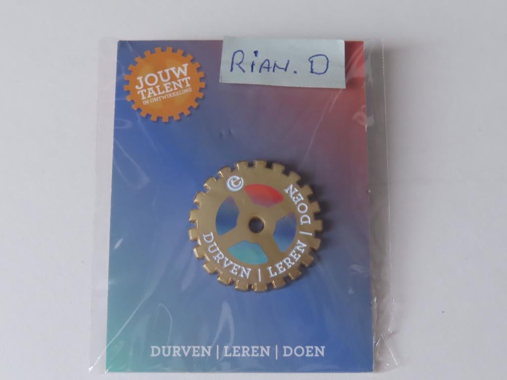 Efteling personeel pin Durven Leren Doen., Ophalen, Nieuw, Button of Speldje