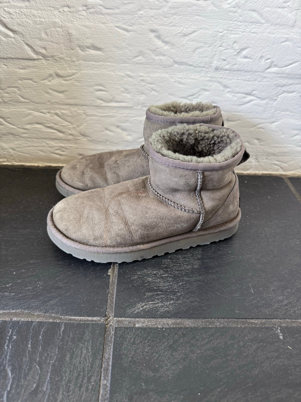 Uggs grijs maat 38, Kleding | Dames, Ophalen of Verzenden, Gedragen, Grijs, Lage of Enkellaarzen