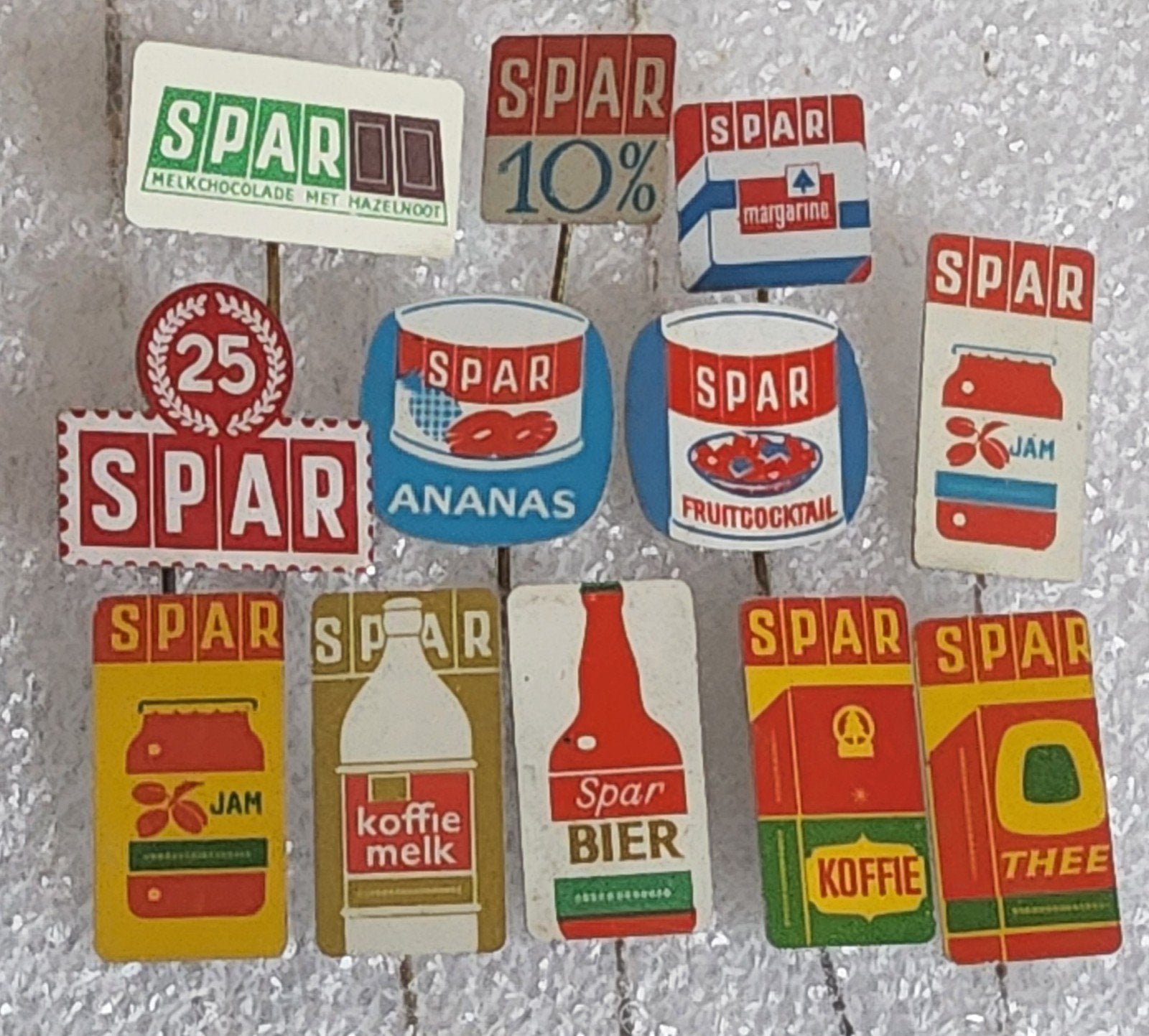12 Vintage SPAR Speldjes, Verzamelen, Ophalen of Verzenden, Gebruikt, Overige onderwerpen, Speldje of Pin