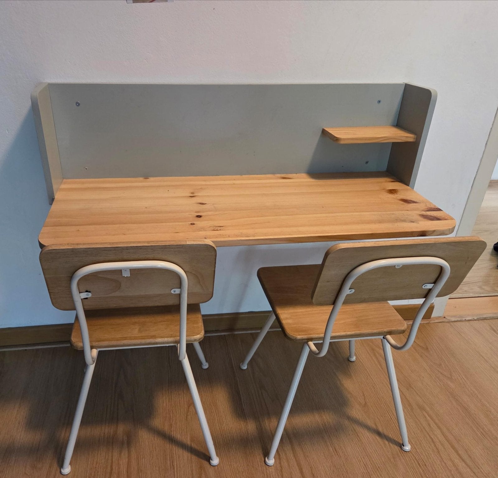 Kinder bureautje met 2 stoeltjes, Huis en Inrichting, Bureaus, Ophalen, Opzetstuk, Gebruikt, Hout