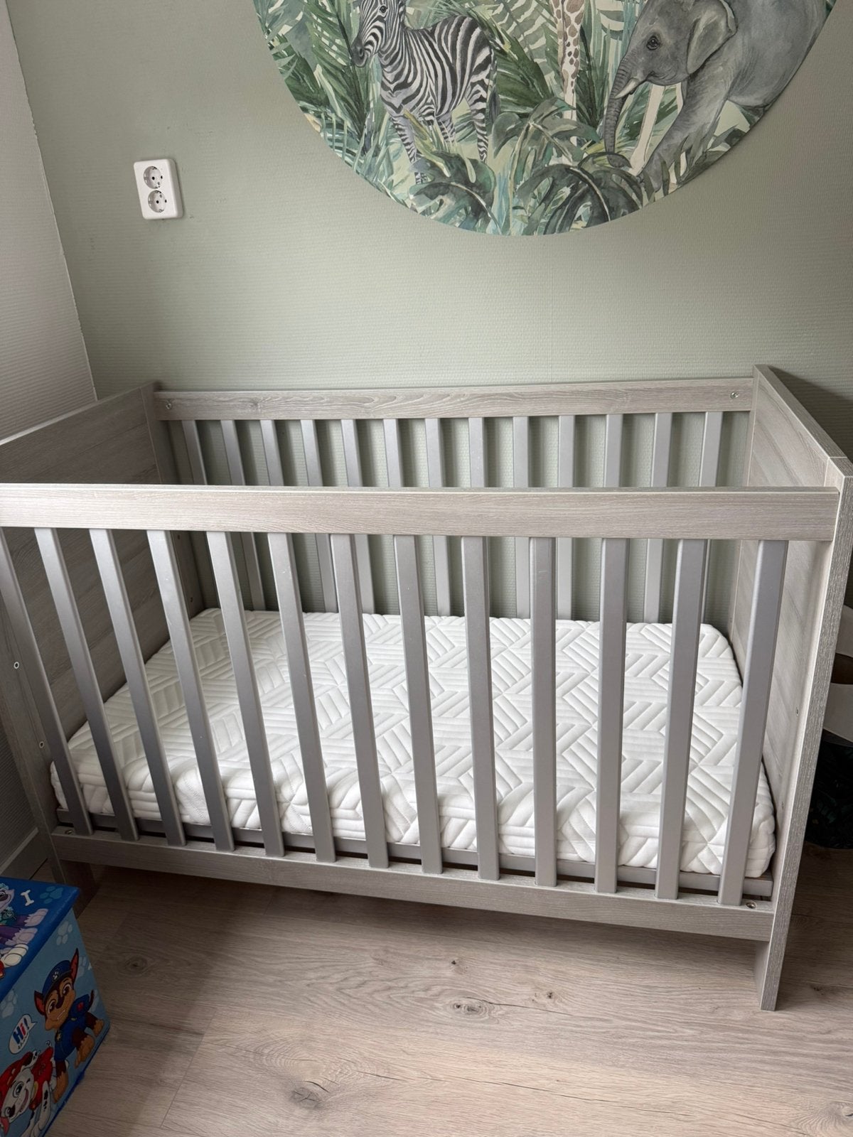 Ledikant, commode en new matrass, Kinderen en Baby's, Kinderkamer | Complete kinderkamers, Ophalen of Verzenden, Zo goed als nieuw