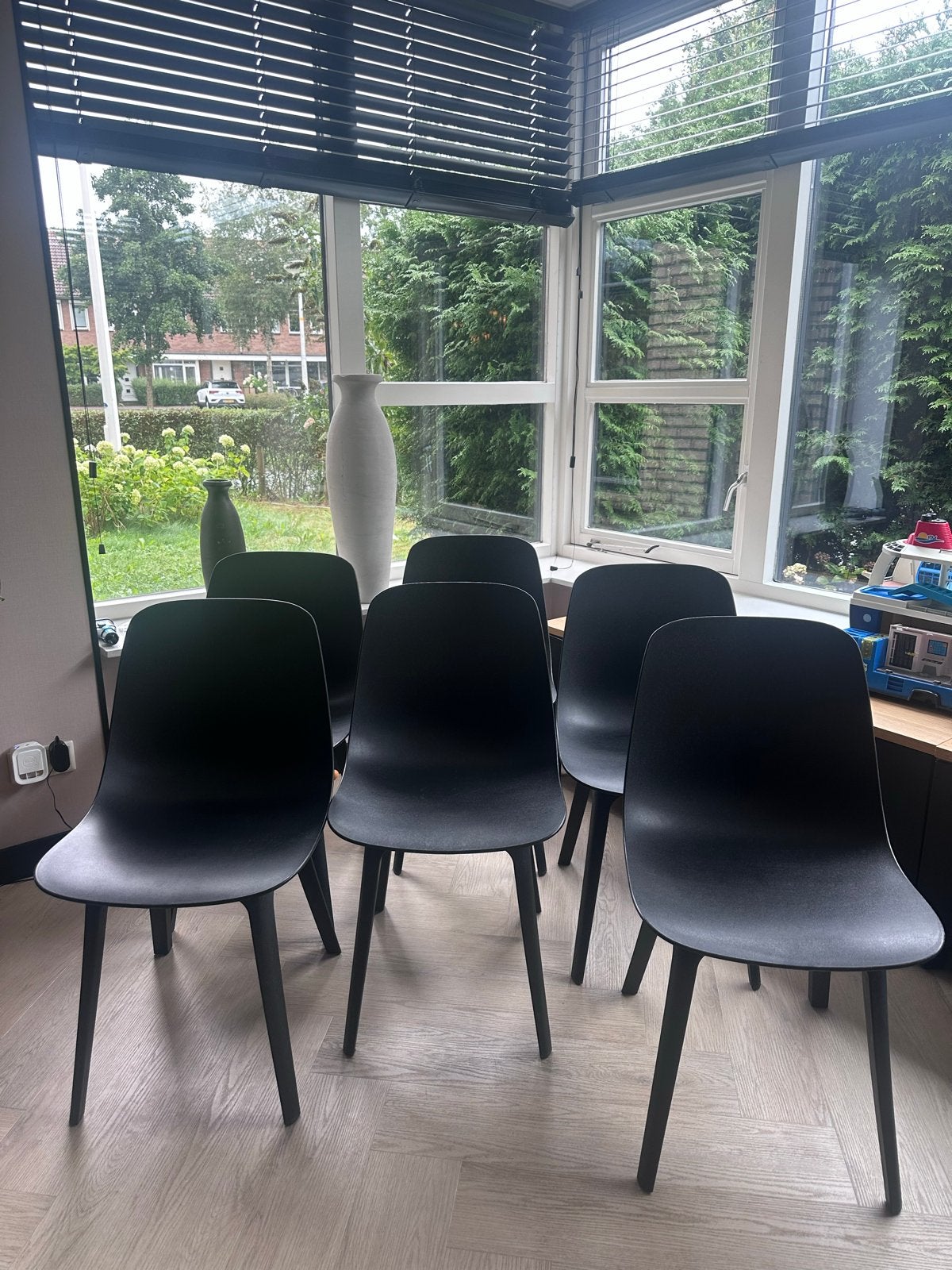 Zes zwarte IKEA ODGER eetkamerstoelen, Ophalen, Kunststof, Zwart, Zo goed als nieuw