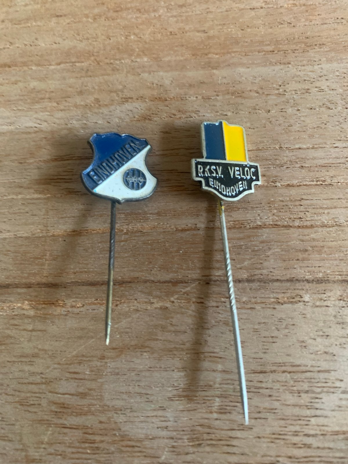 Vintage Voetbal speldjes Eindhoven: EVV en R.K.S.V. VELOC, Ophalen of Verzenden, Gebruikt, Sport, Speldje of Pin