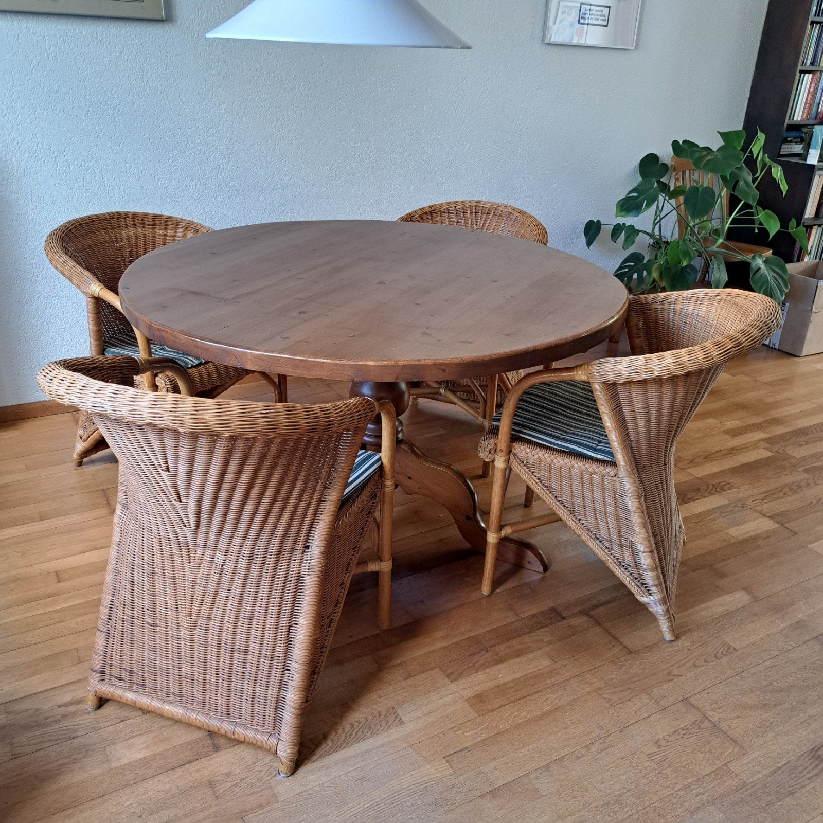 Ronde houten eettafel met rieten stoelen, nog in prima staat, Huis en Inrichting, Tafels | Eettafels, Ophalen, Vier personen, 100 tot 150 cm