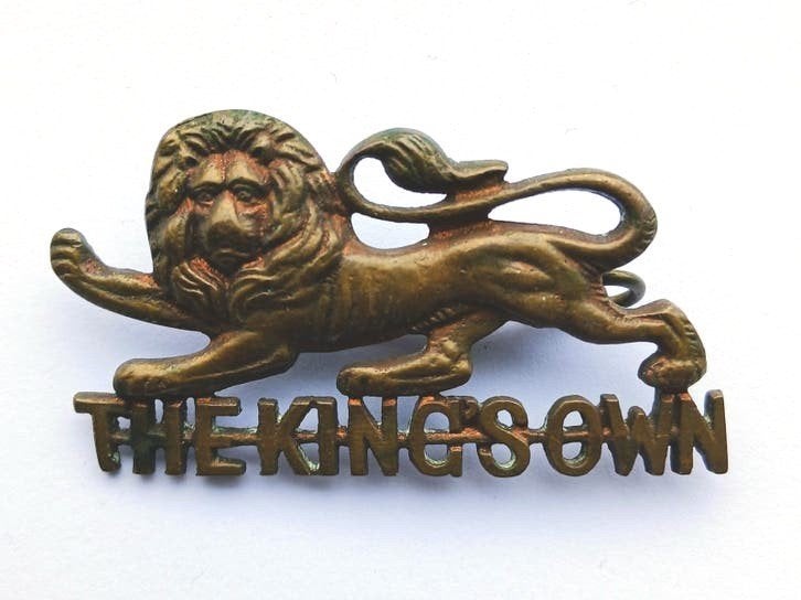 THE KING'S OWN Cap Badge Wo2, Verzamelen, Ophalen of Verzenden, Engeland, Embleem of Badge