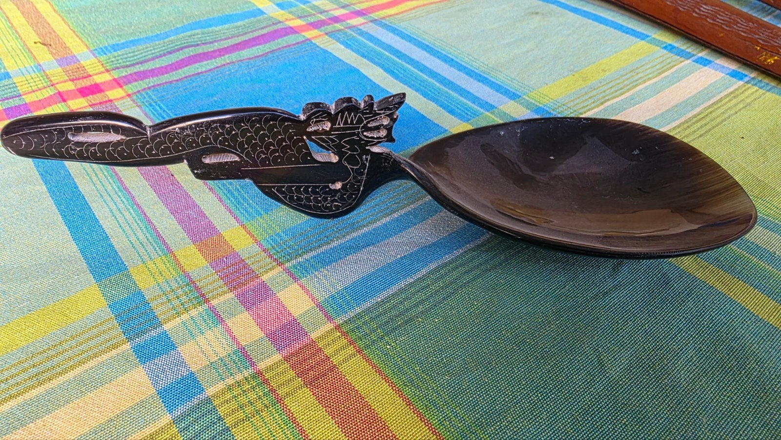 Handgesneden hoornen lepel met drakenmotief, Ophalen of Verzenden