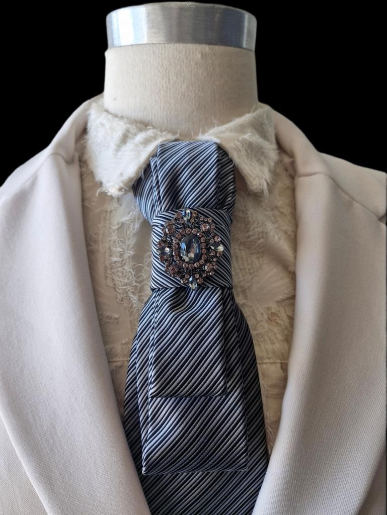 Elegante Blauw-Witte Ascot Stropdas met Broche, Kleding | Dames, Mutsen, Sjaals en Handschoenen, Ophalen of Verzenden, Zo goed als nieuw