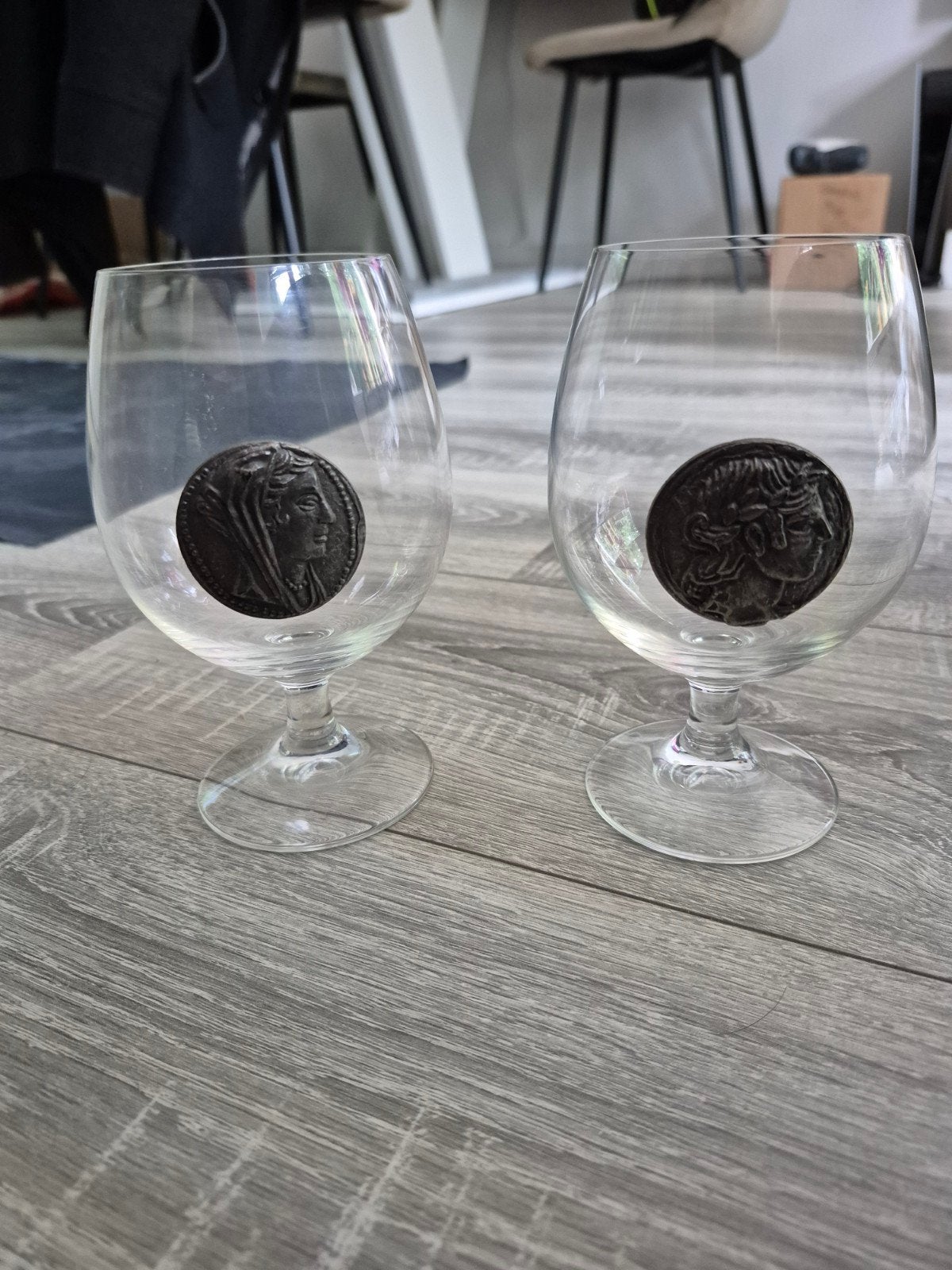 Set van 2 Cognacglazen met Antieke Munt Decoratie, Ophalen of Verzenden