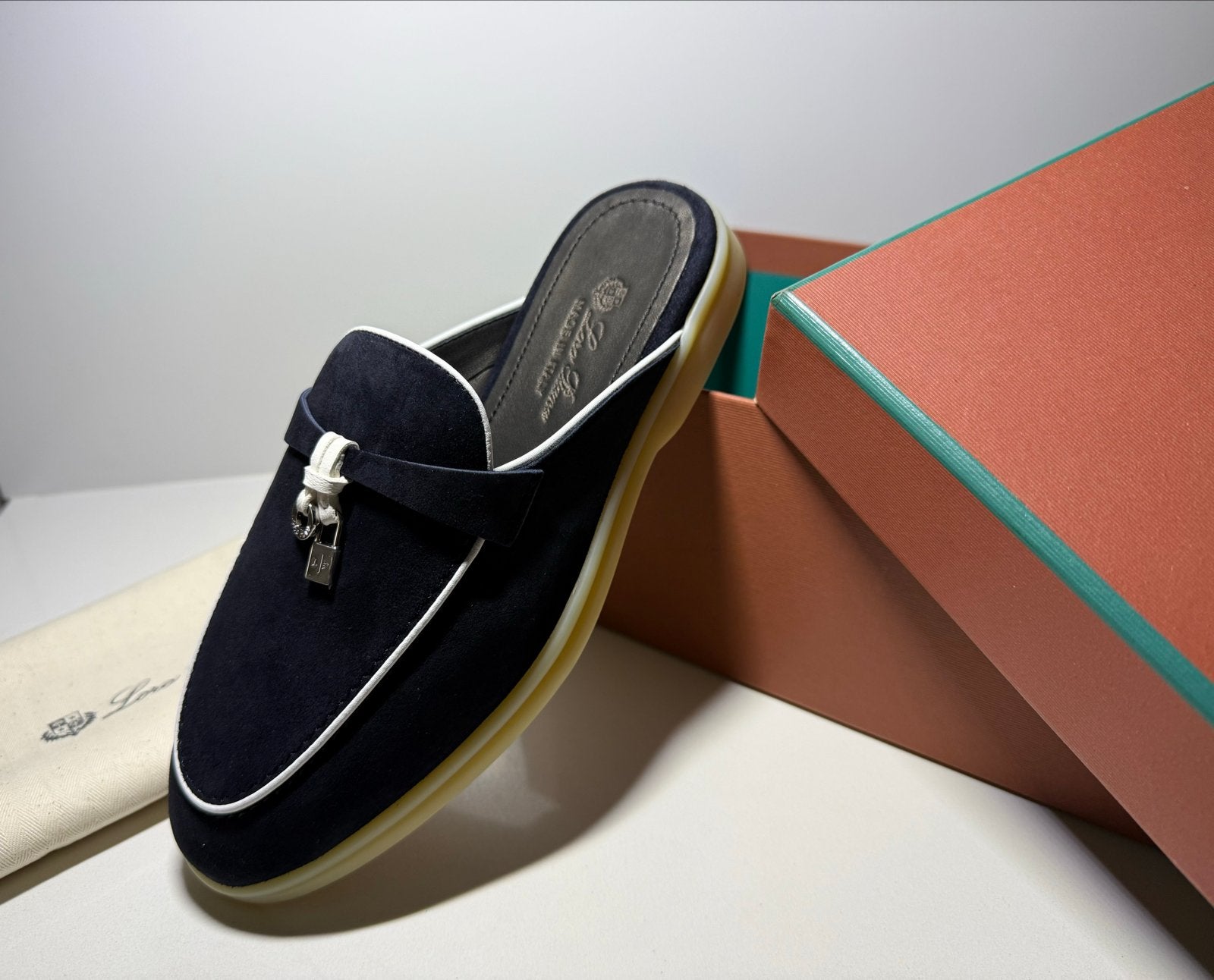Loro Piana Summer Walk Muiltjes - Donkerblauw Suède, Ophalen of Verzenden, Nieuw, Blauw, Sandalen of Muiltjes