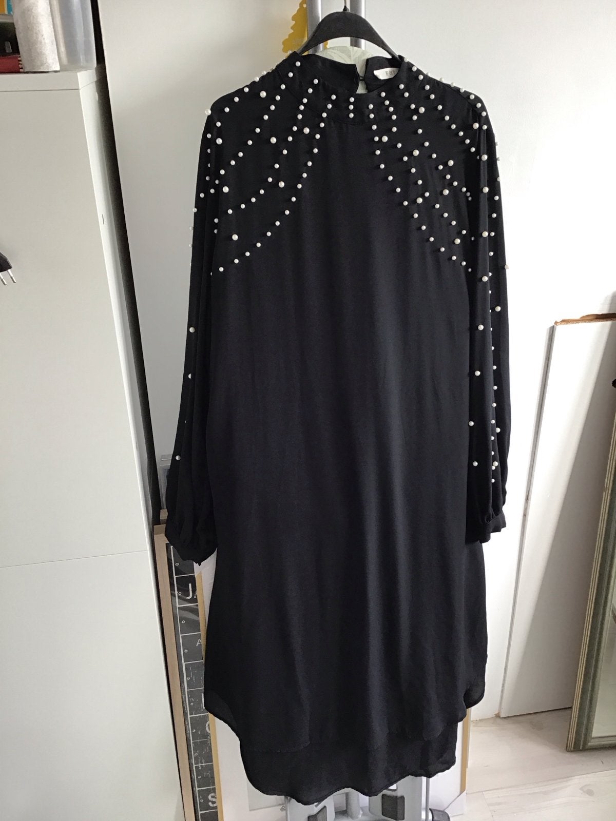 Mooie zwarte feestjurk met parels en ceintuur - Maat XXL, Zwart, Maat 46/48 (XL) of groter, Ophalen of Verzenden, Zo goed als nieuw