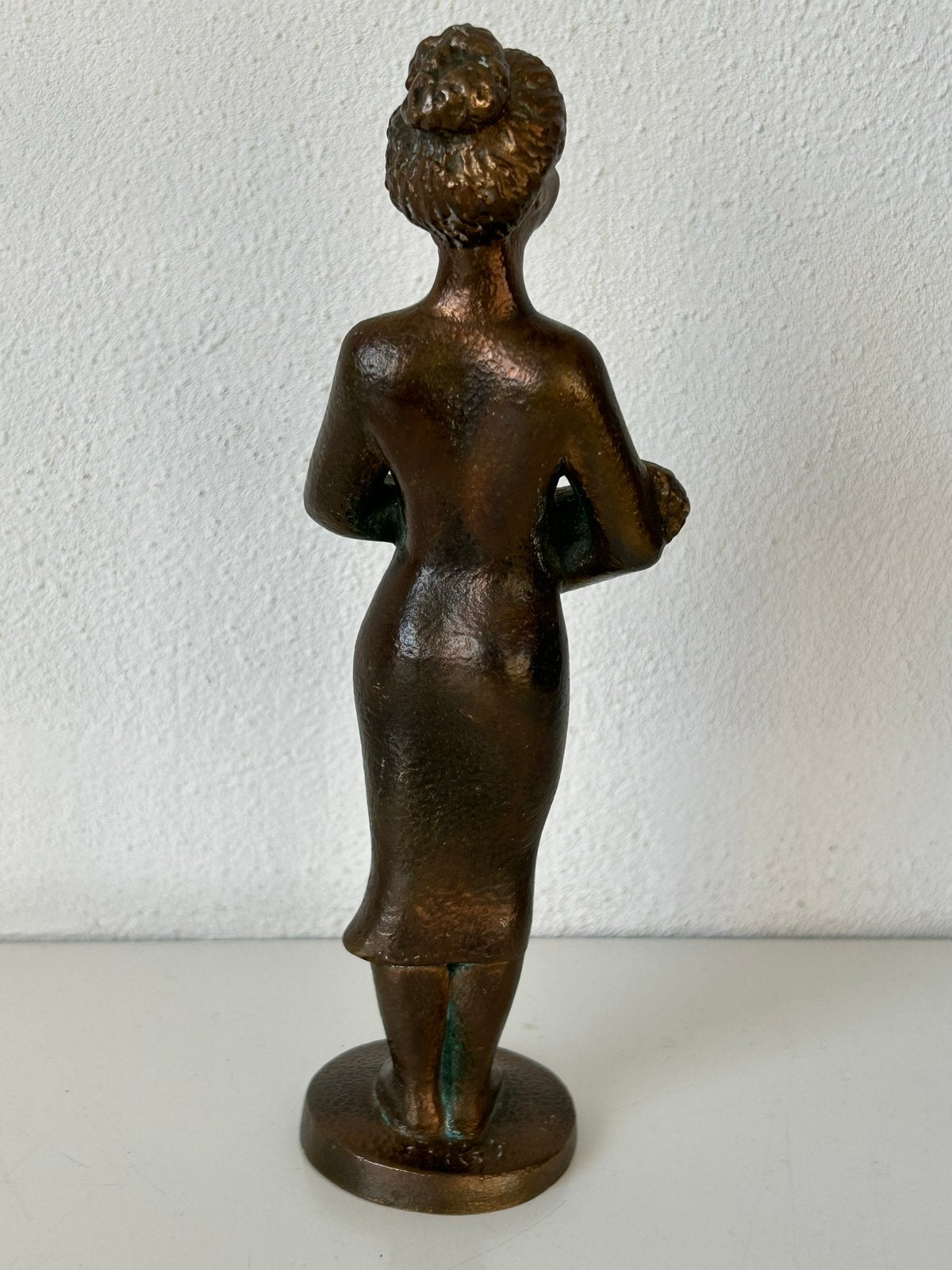 Bronzen beeldje van vrouw met baby, gesigneerd 'KRS', Antiek en Kunst, Minder dan 20 cm, Ophalen of Verzenden, Brons, Gemerkt