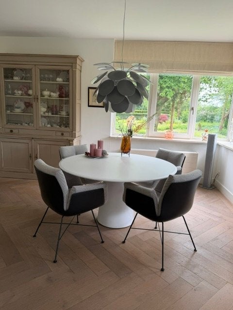 Foto 3 van Design Eetkamertafel COR Conic / Alvo stoelen en hanglamp