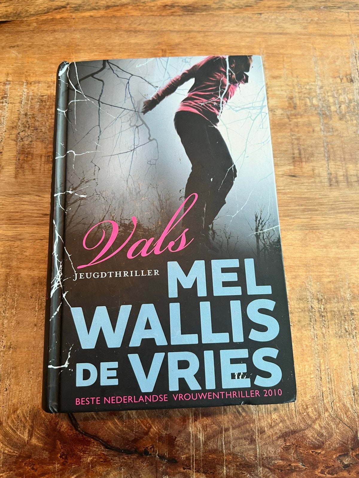 Vals - Mel Wallis de Vries (Jeugdthriller), Boeken, Ophalen of Verzenden, Zo goed als nieuw, Nederland