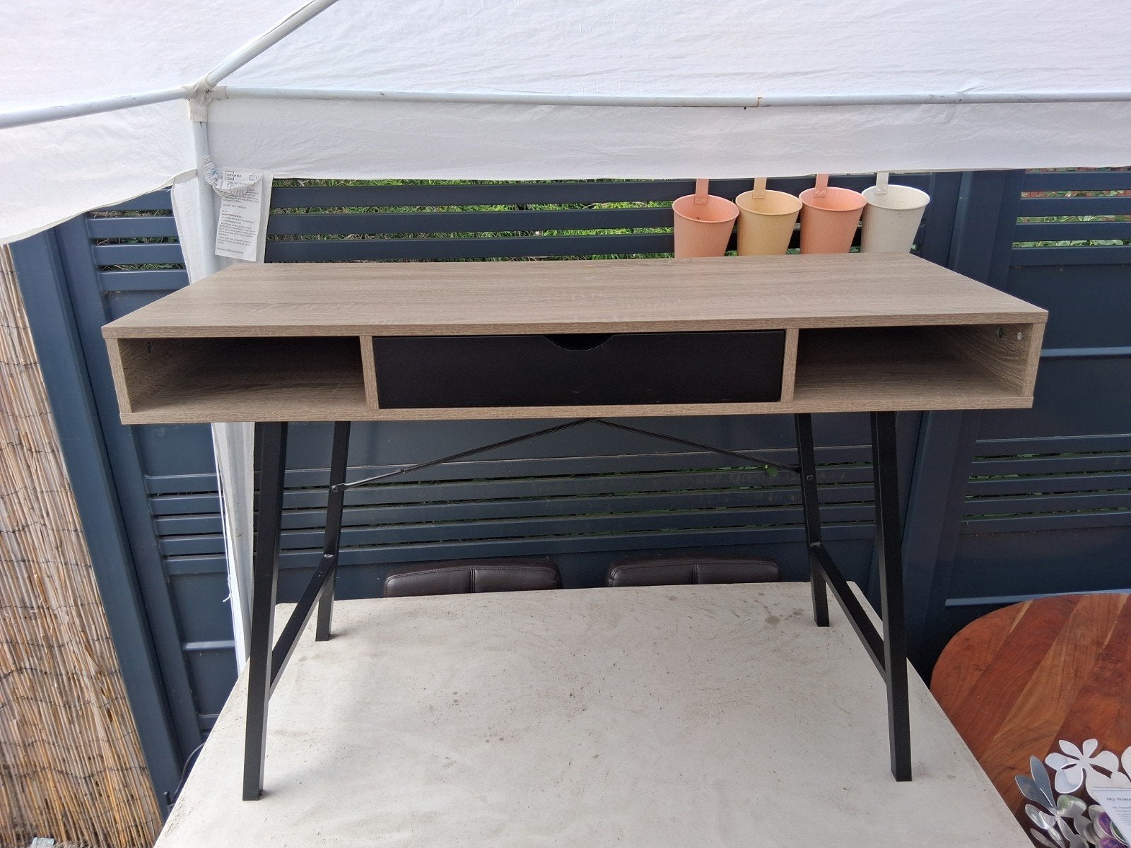Bureau ABBETVED 48x120 licht eiken kleur/zwart, Huis en Inrichting, Bureaus, Ophalen, Opbergruimte, Zo goed als nieuw, Jysk