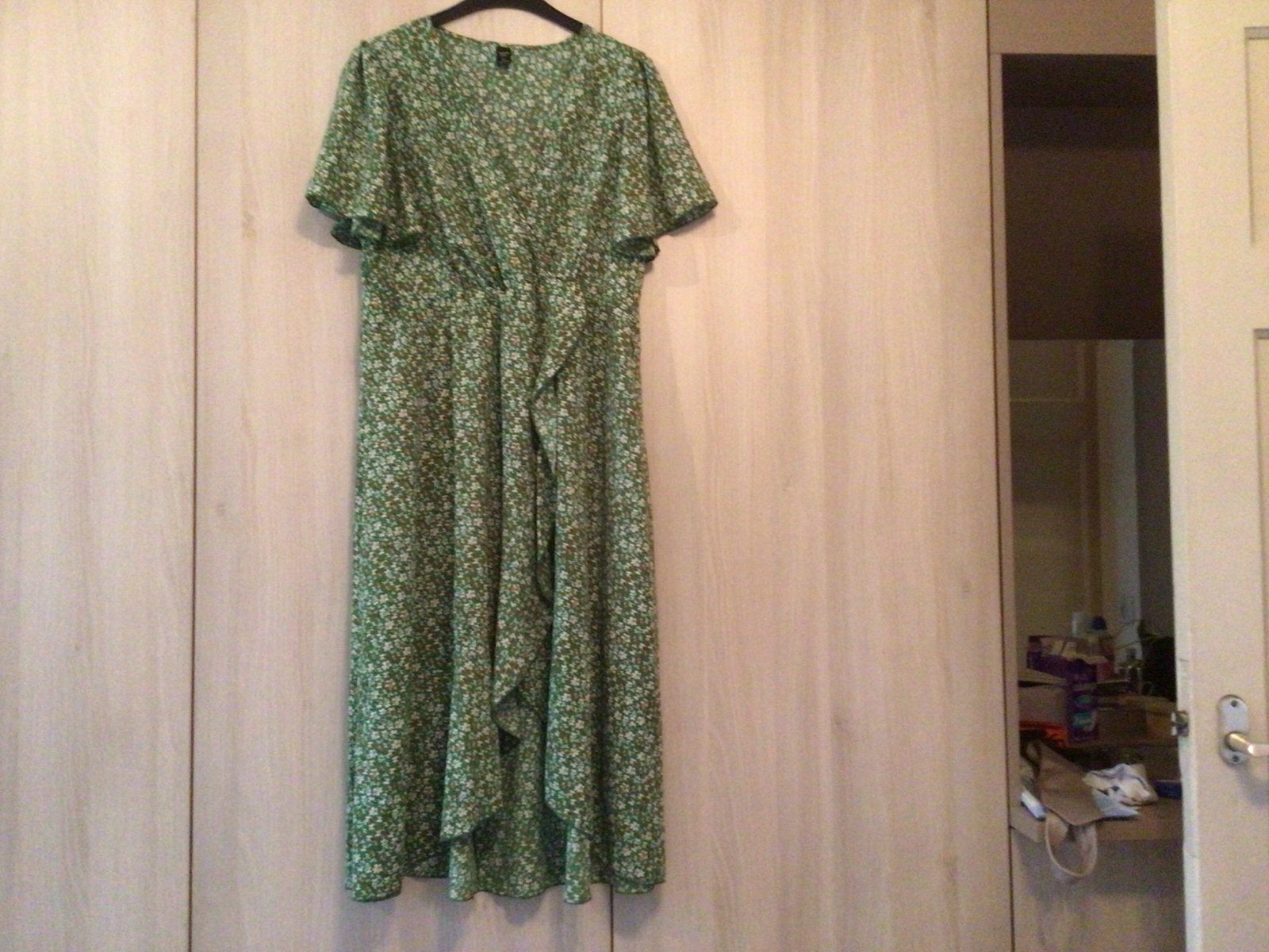 Groene overslag jurk met bloemenprint, 2XL, Shein Curve, Maat 46/48 (XL) of groter, Ophalen of Verzenden, Zo goed als nieuw, Onder de knie