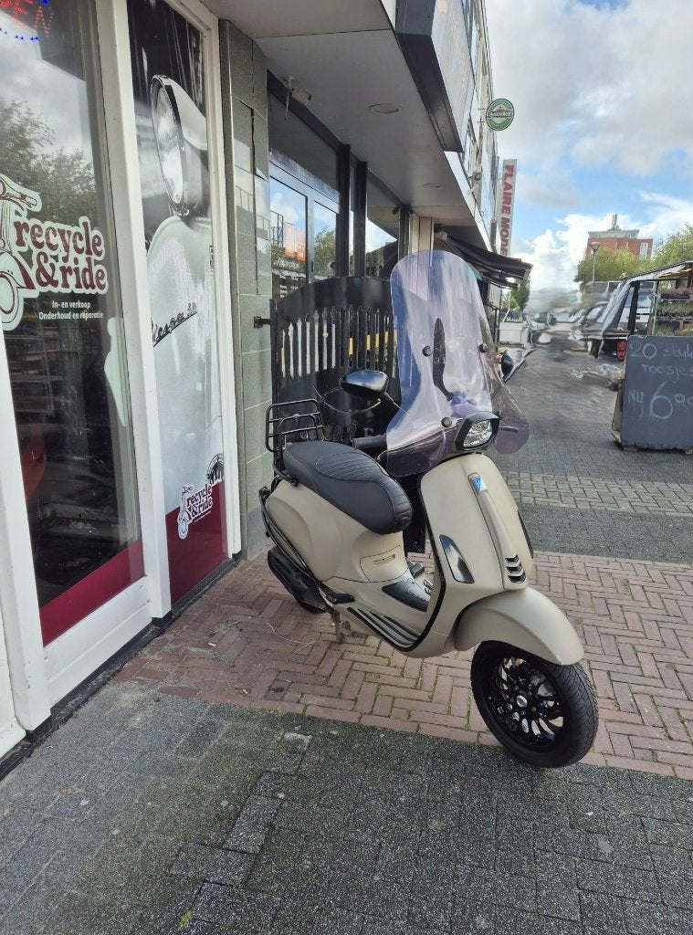Vespa Sprint 45 km/u - Mat Zandkleur - 2018, Ophalen, Info@recycle-ride.nl, Gebruikt, Maximaal 45 km/u