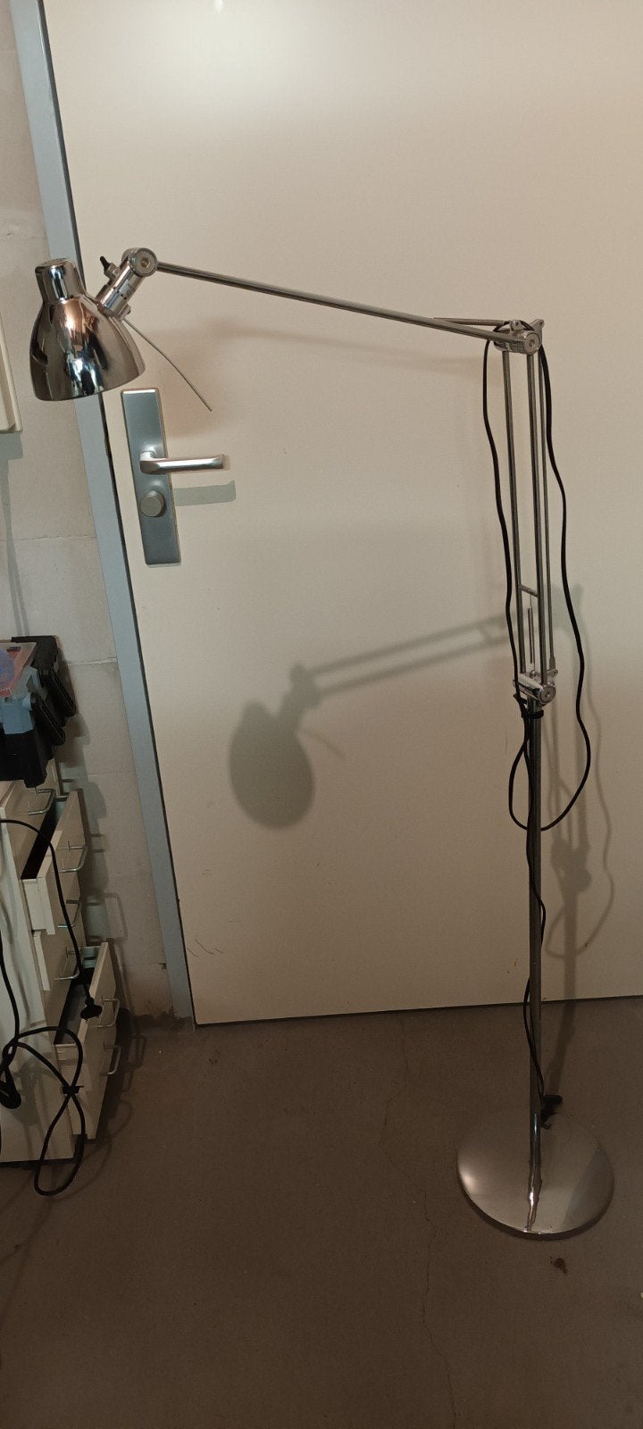 Verstelbare staande lamp - Chroom design, Huis en Inrichting, Lampen | Vloerlampen, Gebruikt, Modern, Industrieel, Ophalen of Verzenden
