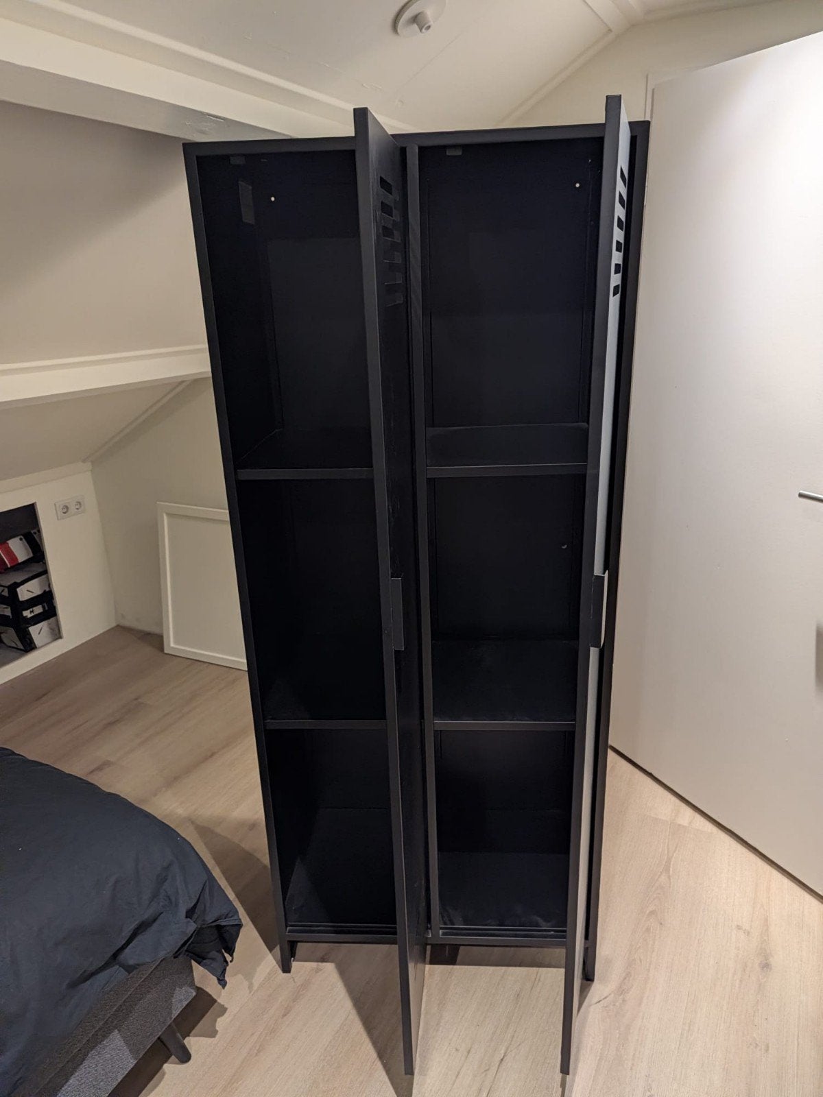 Zwarte metalen locker kast met twee deuren, Ophalen, Zo goed als nieuw, Industrieel