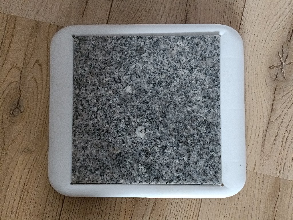 Een grijs stenen "Onderzetter", met witte kunststof rand., Overige typen, Ophalen of Verzenden, Zo goed als nieuw, Steen/keramiek