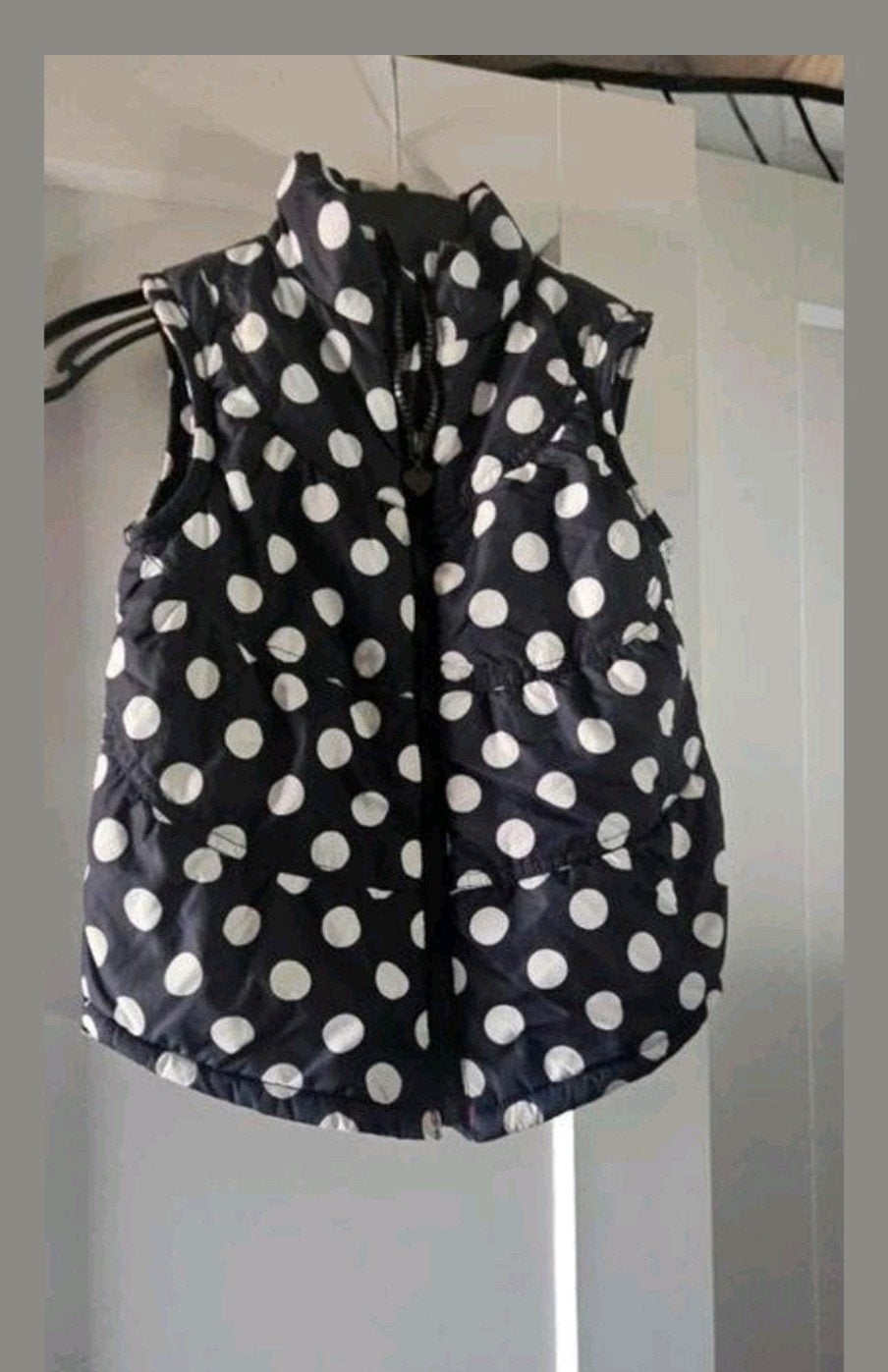 Zwart met witte stippen bodywarmer maat 128, Ophalen of Verzenden, Zo goed als nieuw, Meisje, Trui of Vest