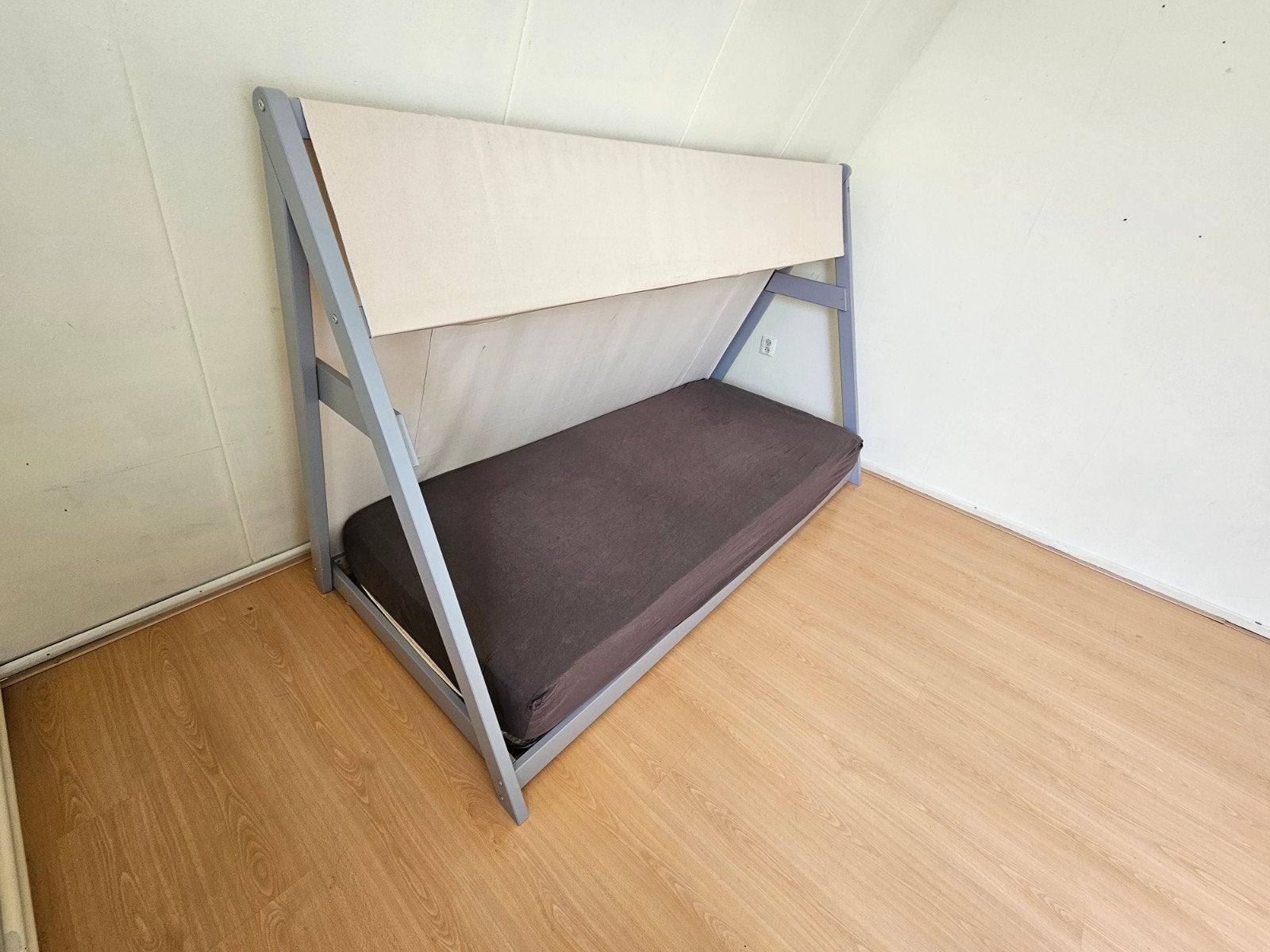Mooi tipi bed voor kinderen. Het frame is 1.30m hoog, Ophalen, Gebruikt, Eenpersoons, Overige maten