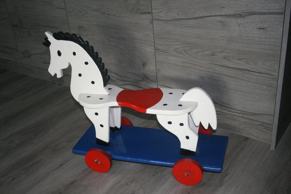 Houten speelgoed paard, Ophalen