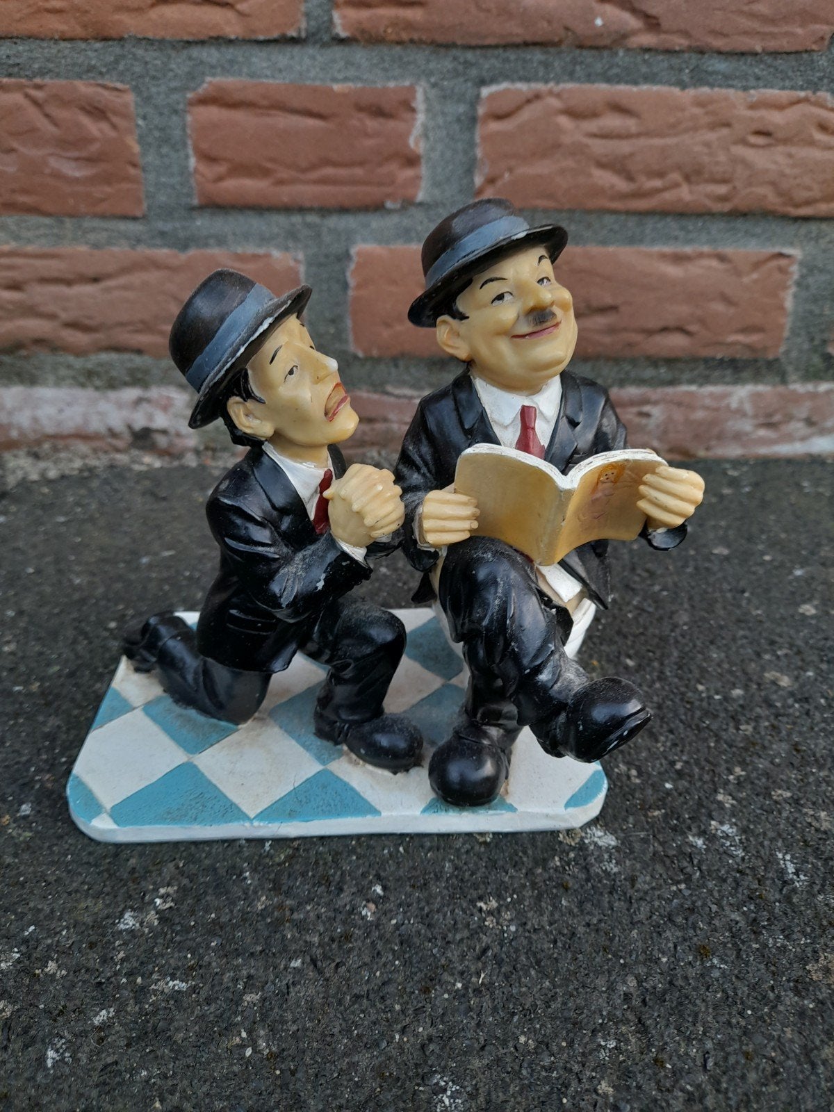 Uniek beeldje van Laurel en Hardy op het toilet, Ophalen, Gebruikt, Mens