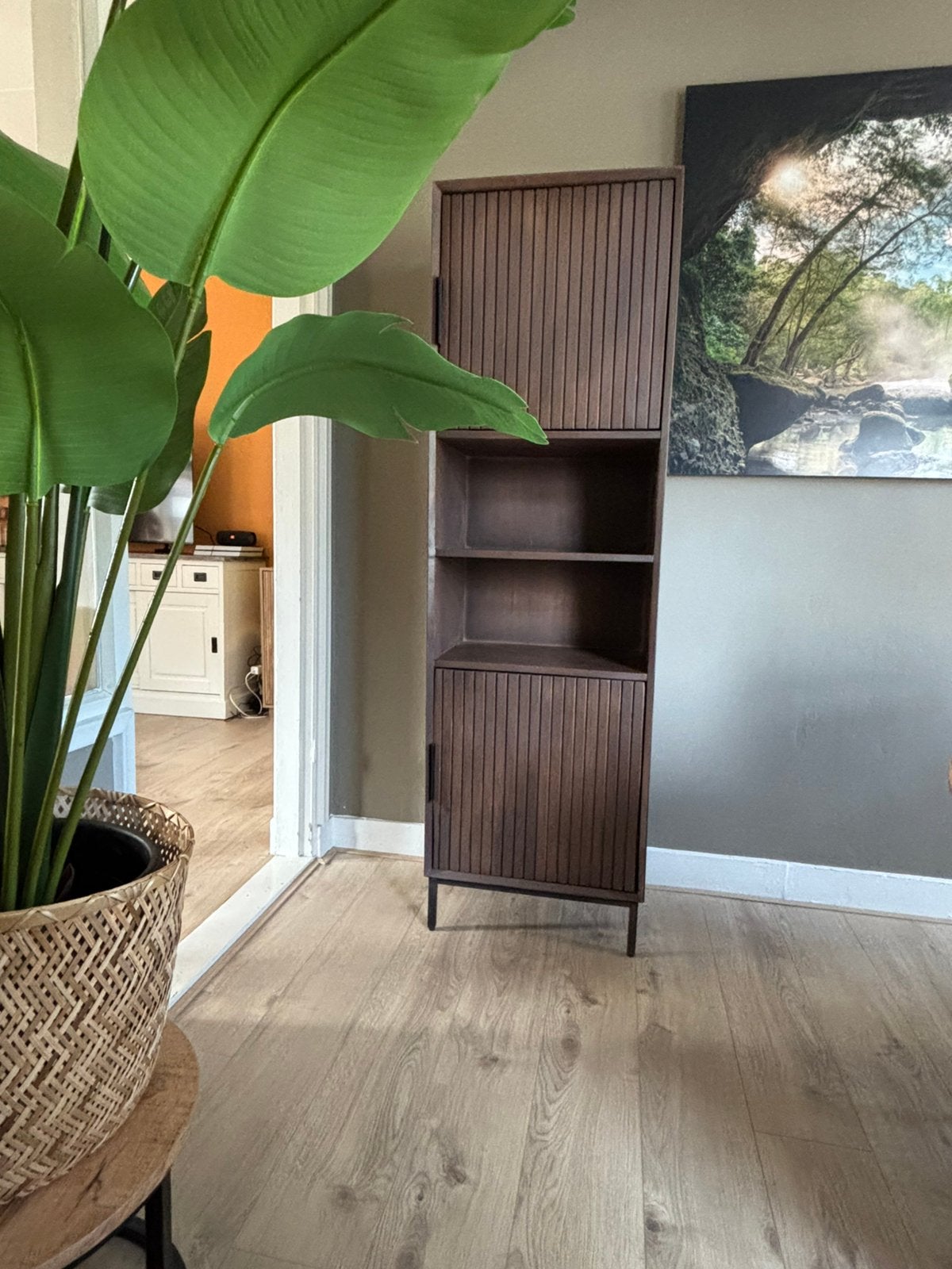 Nieuw in doos houten walnoot vitrinekast, Huis en Inrichting, Nieuw, 150 tot 200 cm, 25 tot 50 cm, Overige houtsoorten