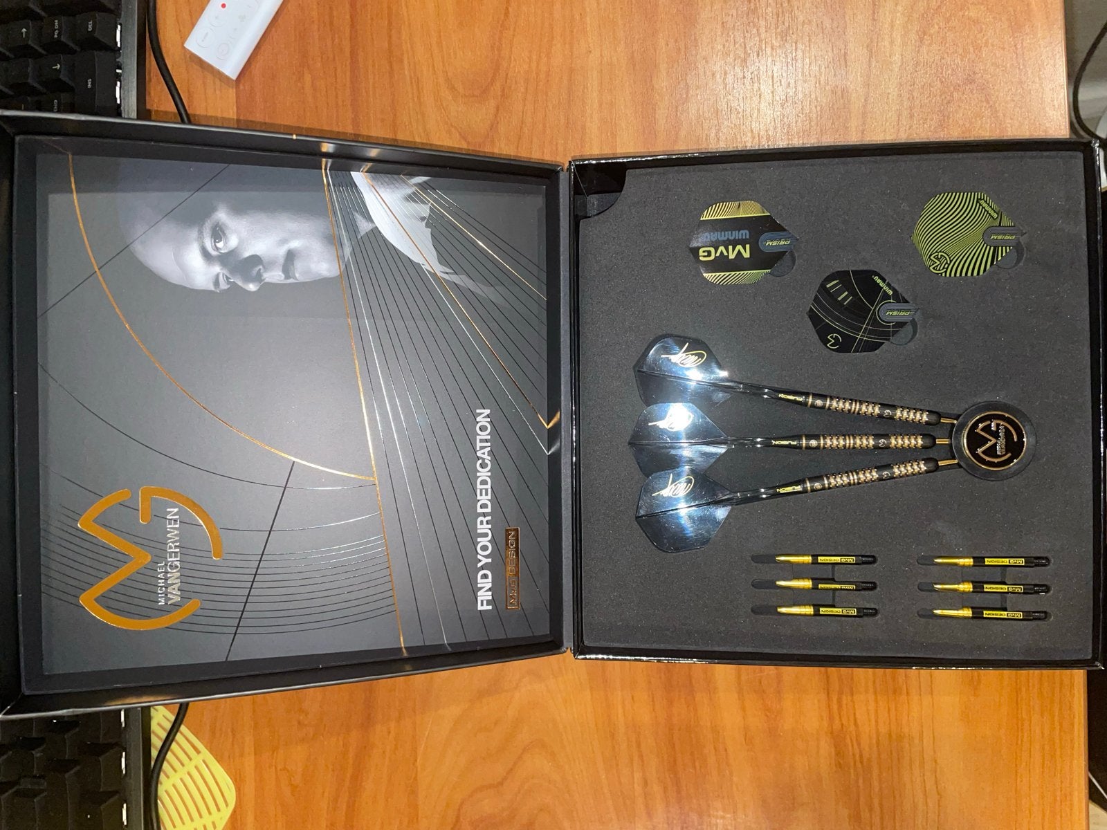 Michael van Gerwen Dartset - 5 year anniversary, Sport en Fitness, Darts, Ophalen of Verzenden, Zo goed als nieuw, Pijlen