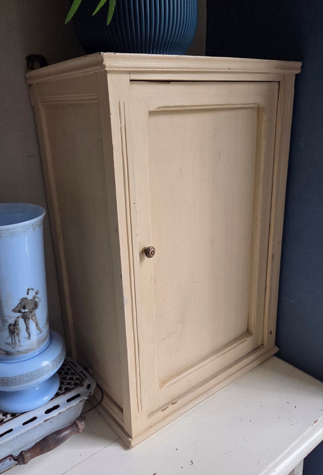 Brocante oud Frans houten ( hang) kastje in originele kleur, Ophalen