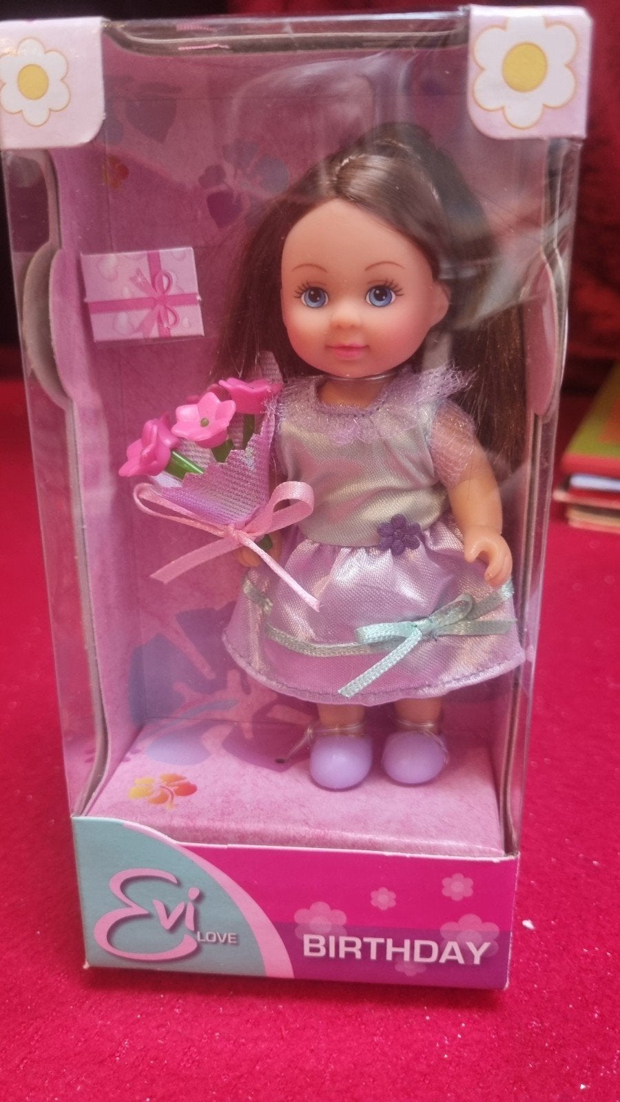 Evi Love Birthday Babypop met Bloemen en Cadeau, Verzenden