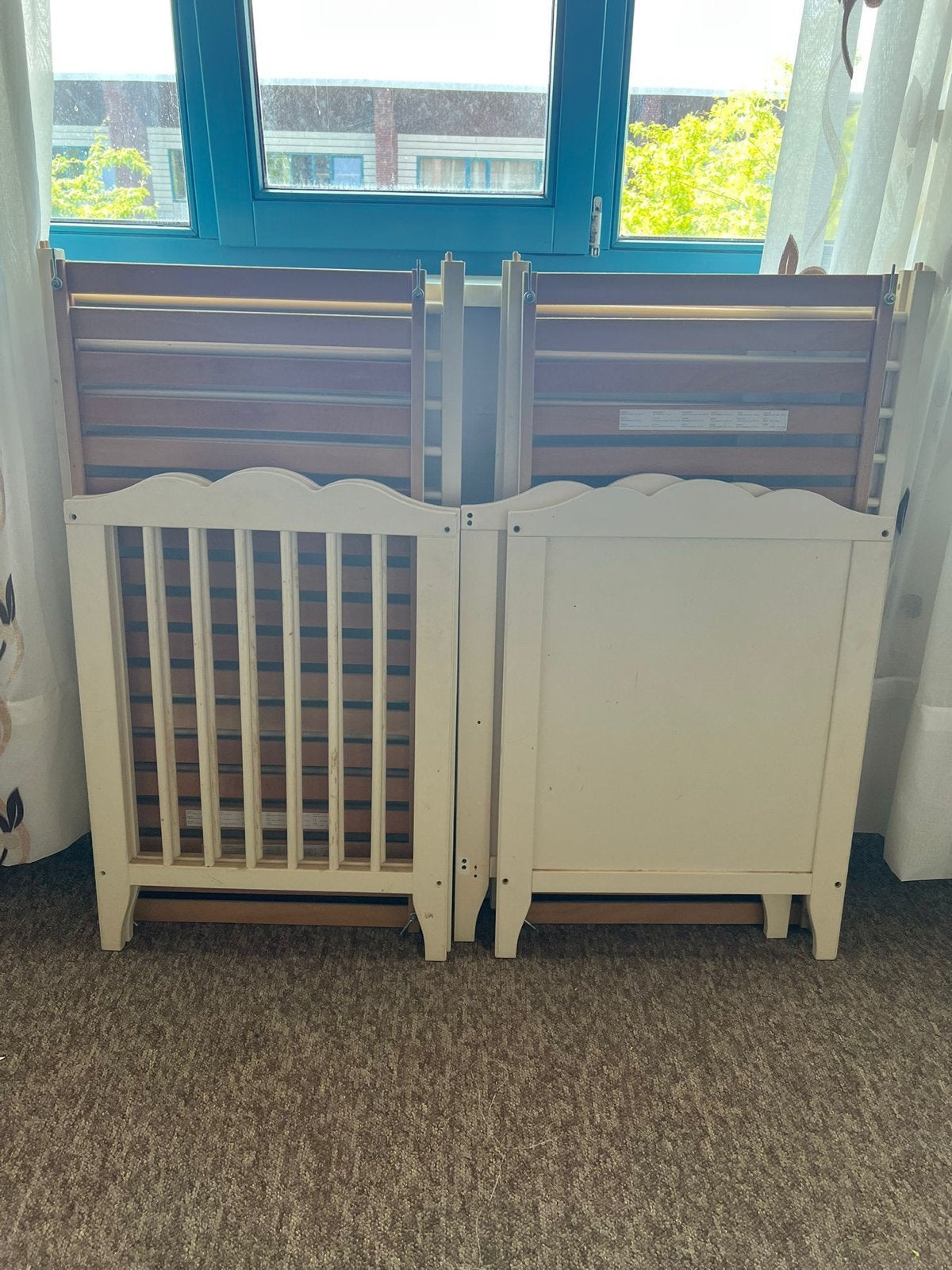Twee baby bed met matras met kast en kapstok, Huis en Inrichting, Ophalen, Gebruikt