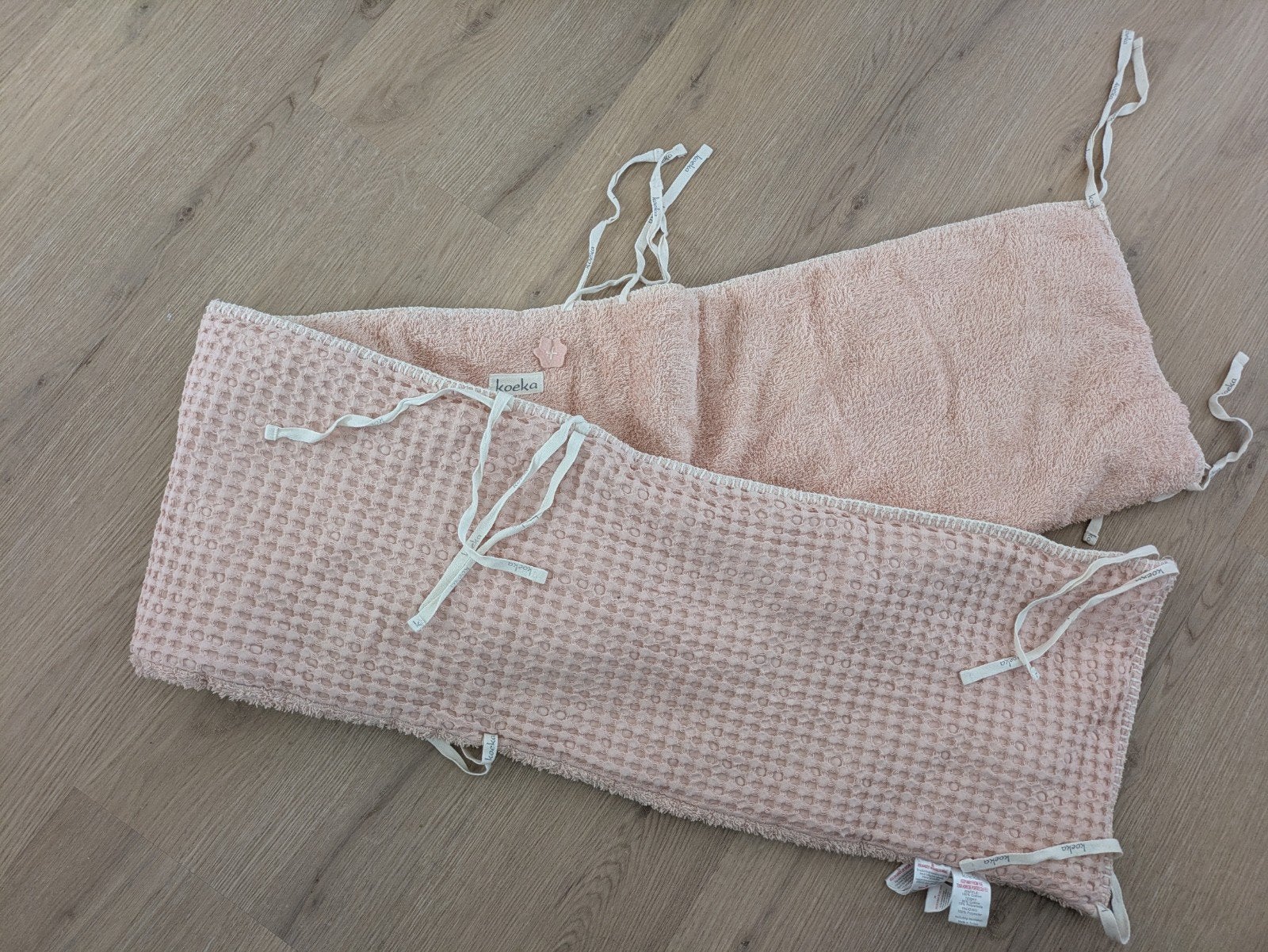 Koeka boxomrander zalmroze 180x30cm, Kinderen en Baby's, Jongetje of Meisje, Ledikant, Ophalen of Verzenden, Zo goed als nieuw