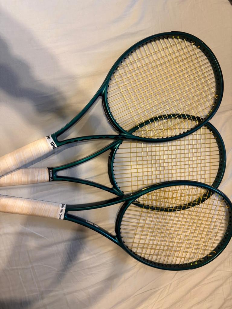 3x wilson blade v9 98inch 305gr, Sport en Fitness, Tennis, Ophalen of Verzenden, Zo goed als nieuw, Wilson, Racket