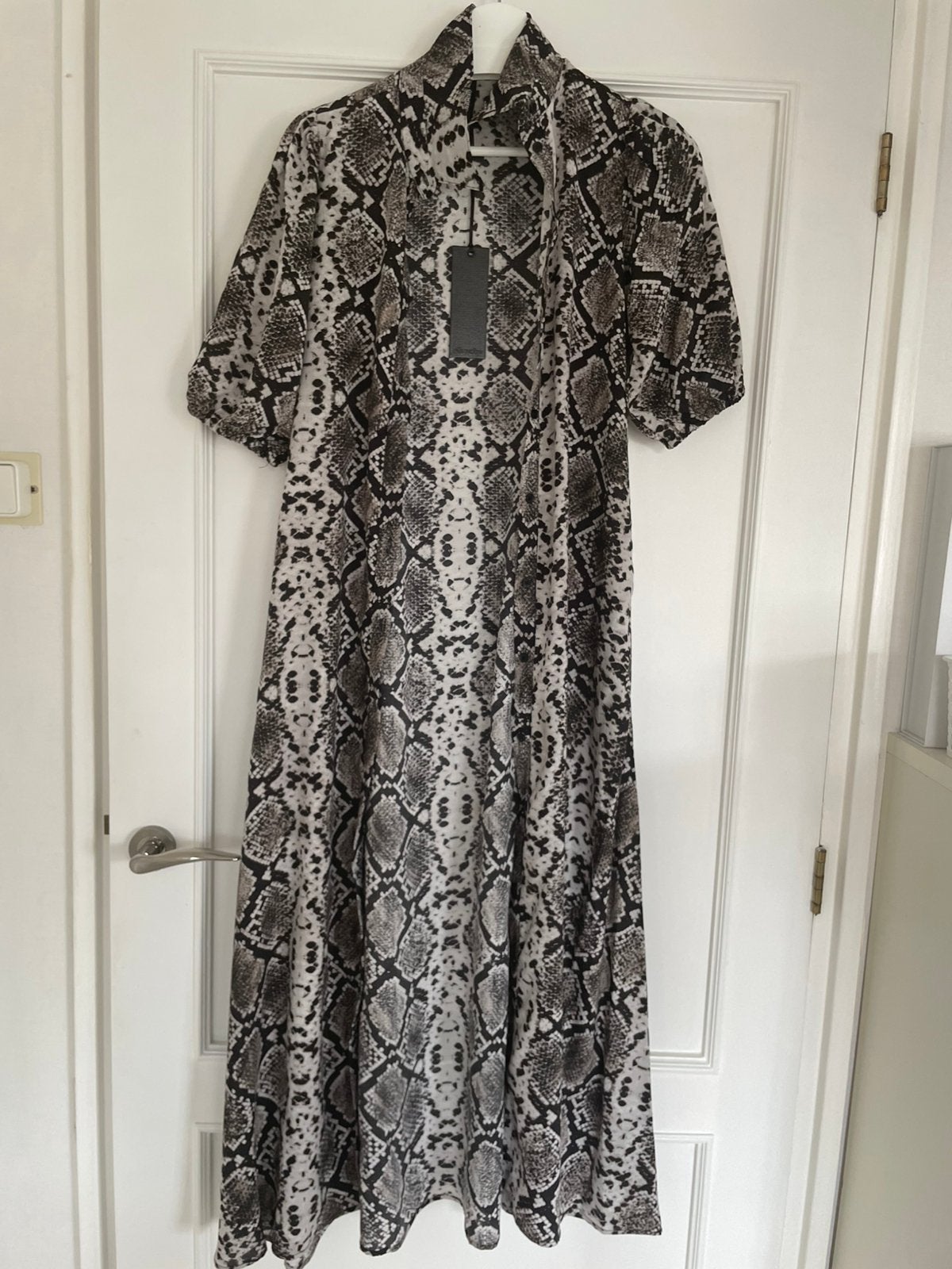 Nieuw: shoeby slangenprint jurk maat S/M, Ophalen of Verzenden, Zo goed als nieuw, Maat 38/40 (M), Onder de knie
