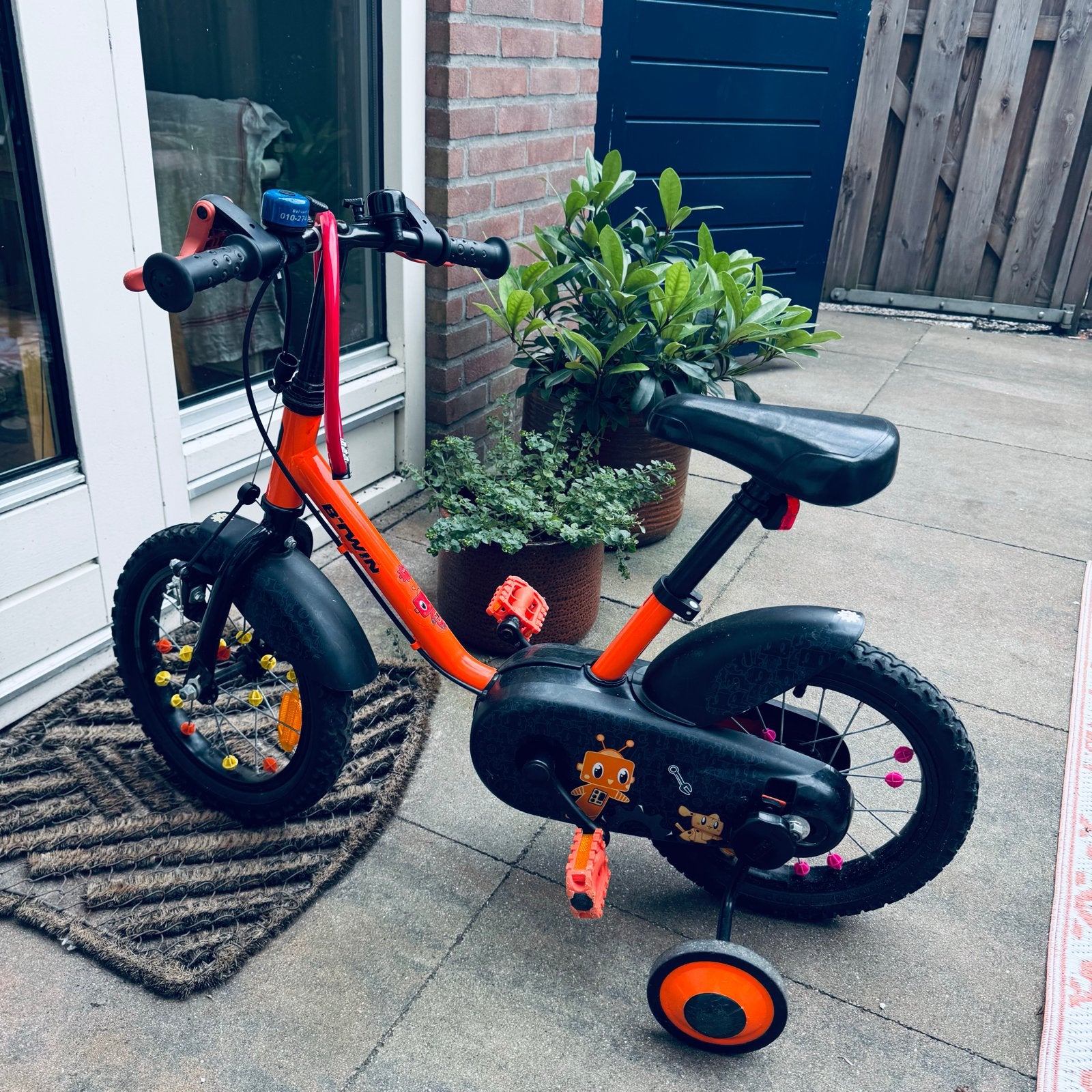 Leuke oranje kinderfiets met zijwieltjes, Zijwieltjes, Velgrem, Ophalen of Verzenden, Minder dan 16 inch