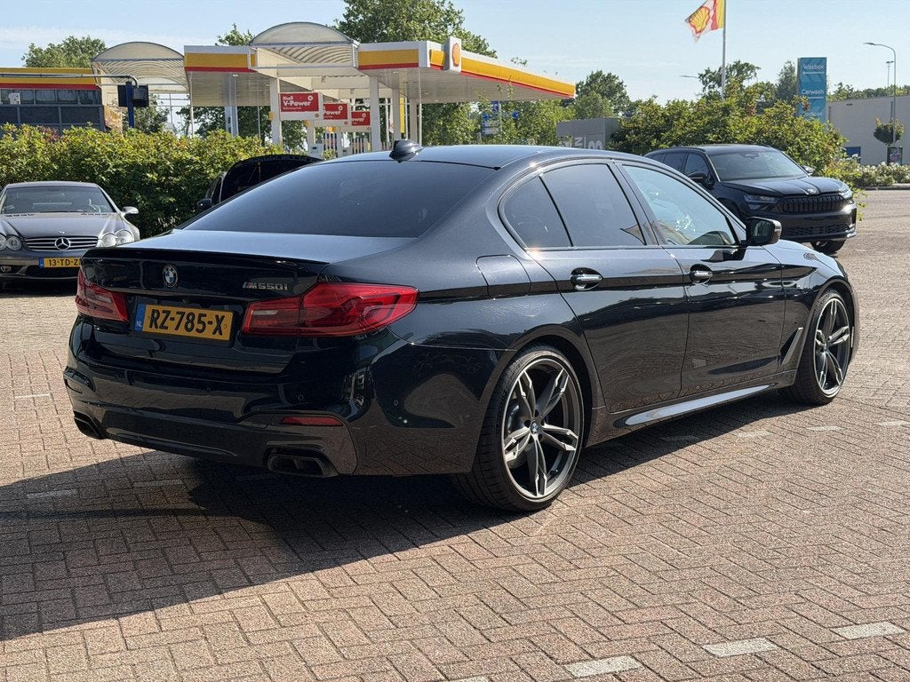 BMW 5-serie M550i xDrive High Executive HEAD-UP DISPLAY | NI, Auto's, Automaat, Gebruikt, 4395 cc, Zwart