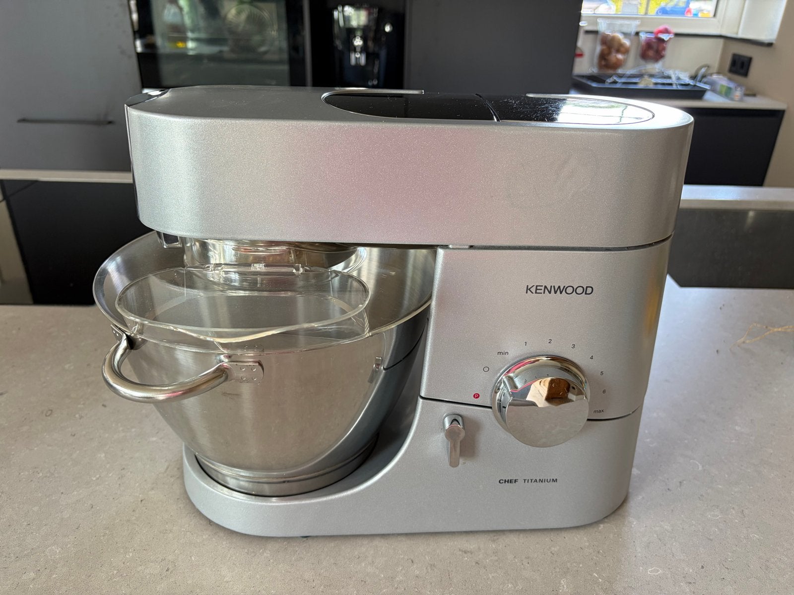 Kenwood Chef Titanium keukenmachine met hulpstukken, Witgoed en Apparatuur, Keukenmixers, Zo goed als nieuw, 4 liter of meer, 3 snelheden of meer