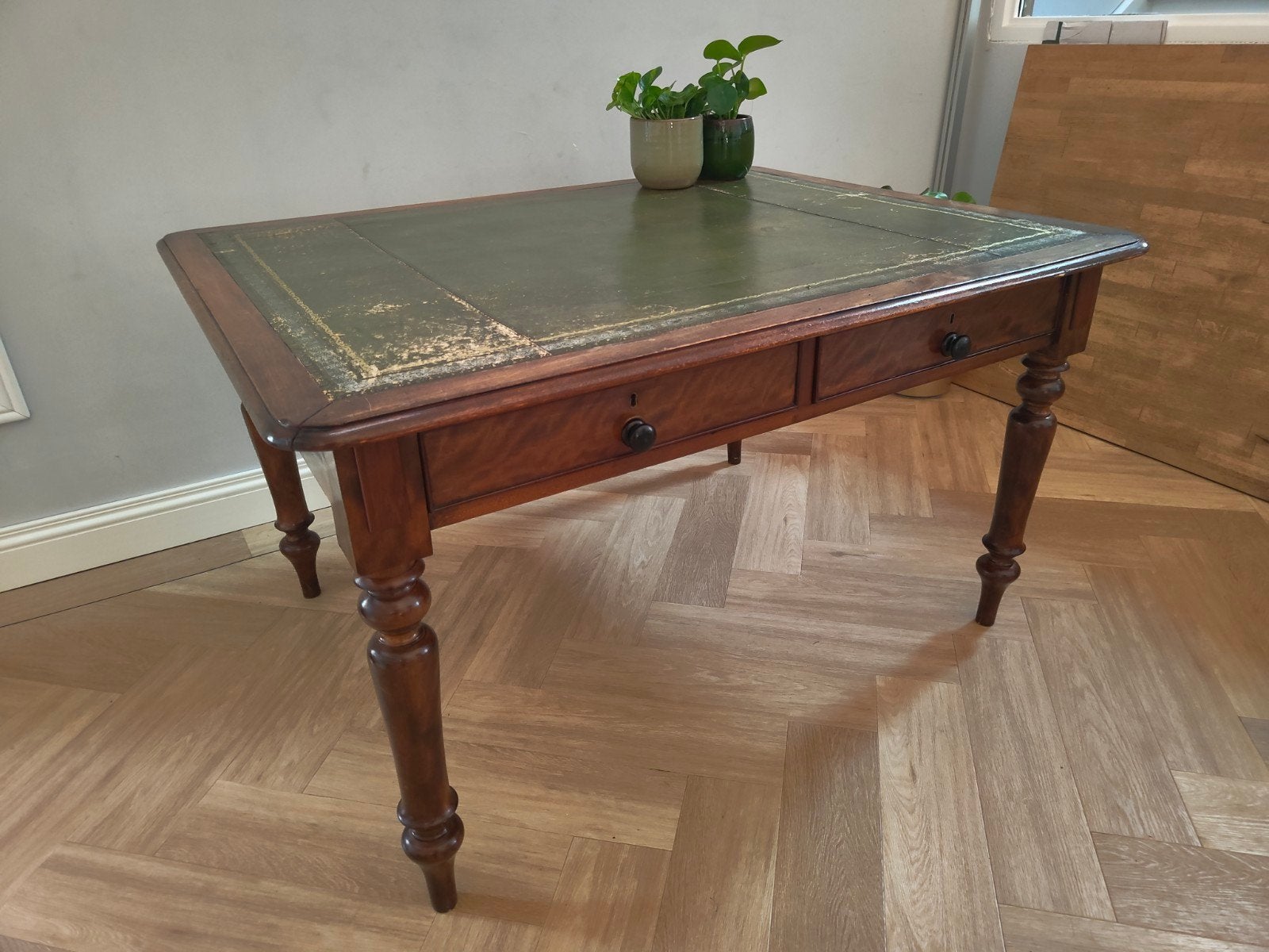 Antieke Engelse schrijftafel mahonie, leren blad + 2 stoelen, Ophalen