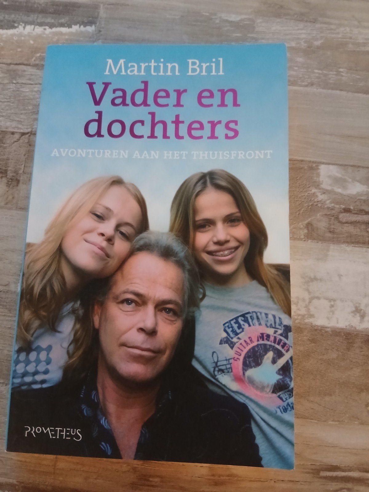 Martin Bril Vader en dochters: Avonturen aan het thuisfront, Boeken, Ophalen of Verzenden, Gelezen, Martin Bril, Nederland