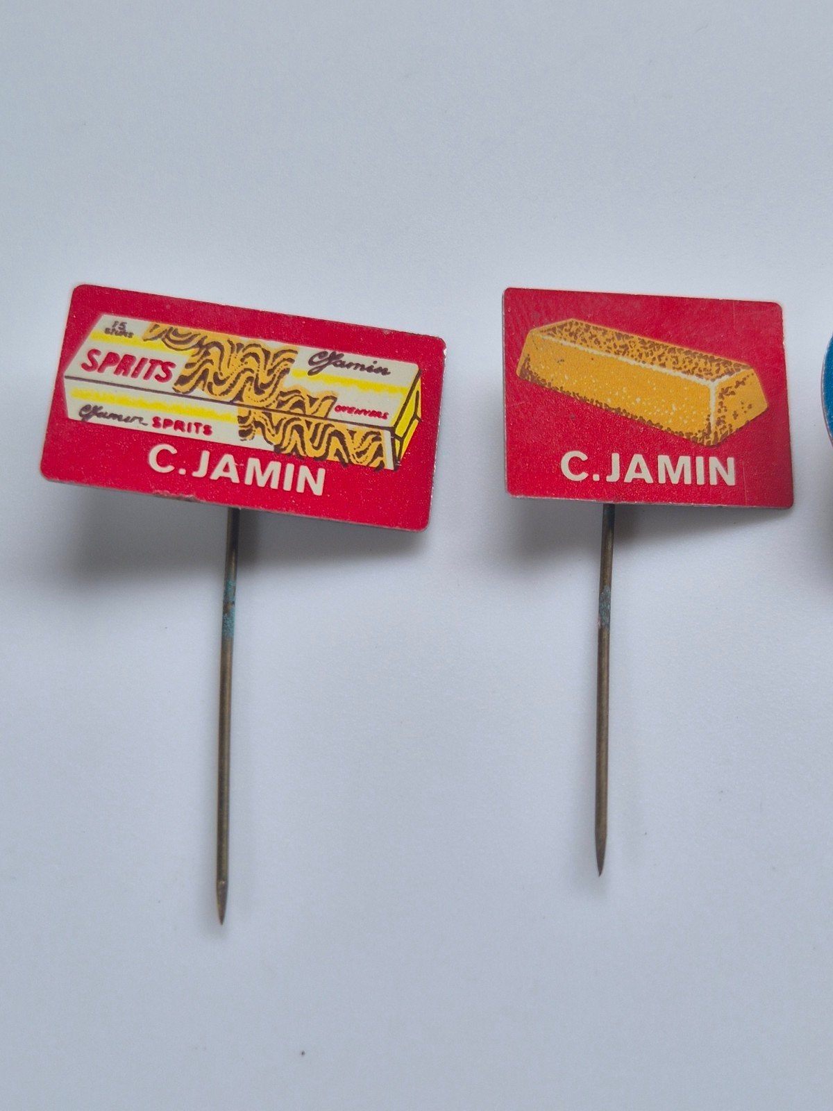 Set van 4 vintage C. Jamin reclamespelden, Verzamelen, Ophalen of Verzenden, Gebruikt, Overige onderwerpen, Speldje of Pin