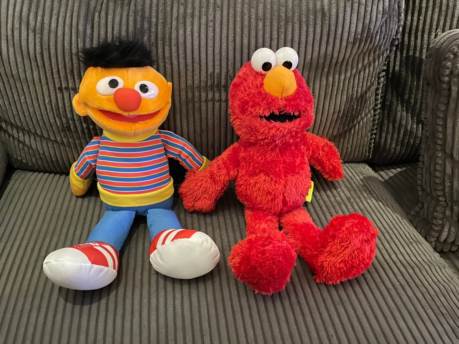2 grote Sesamstraat knuffels van Elmo en Ernie 40 cm, Ophalen of Verzenden, Rood, Overige typen, Middelgroot (20 tot 80 cm)