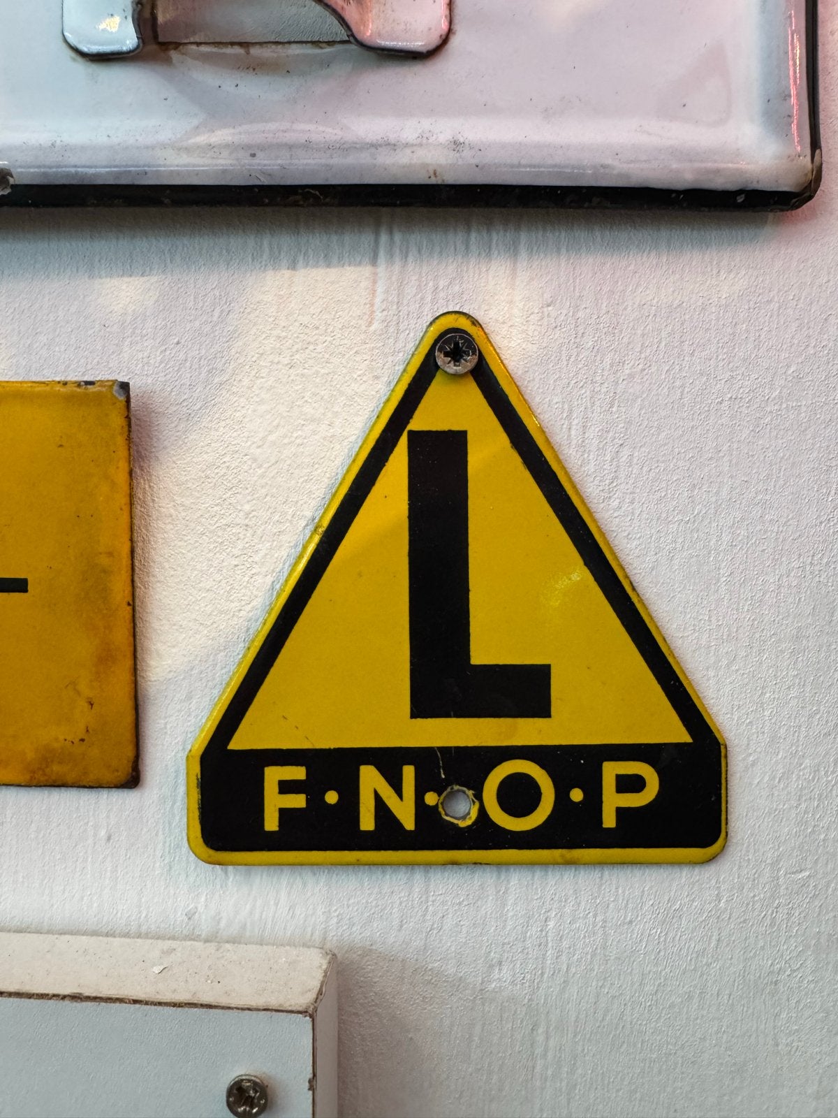 Vintage geel driehoekig bord met 'L F N O P', Gebruikt, ., Ophalen of Verzenden, .