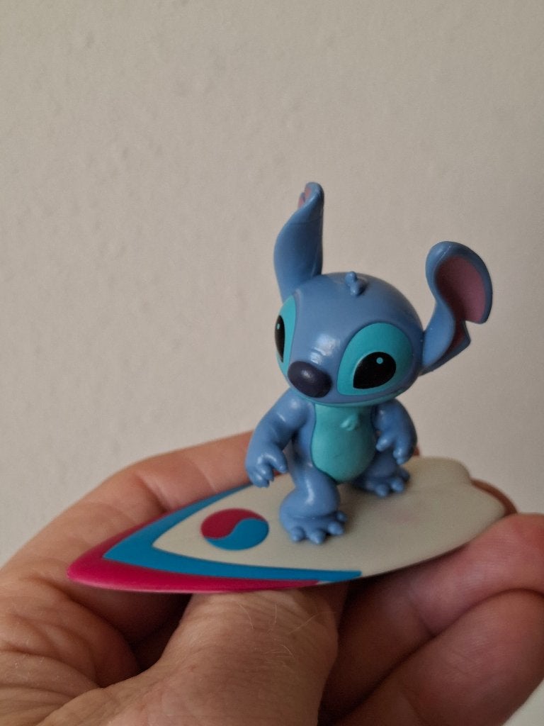 Disney Stitch Surfboard Figuur 8x3.5x5.5cm, Ophalen of Verzenden, Overige figuren, Zo goed als nieuw, Beeldje of Figuurtje