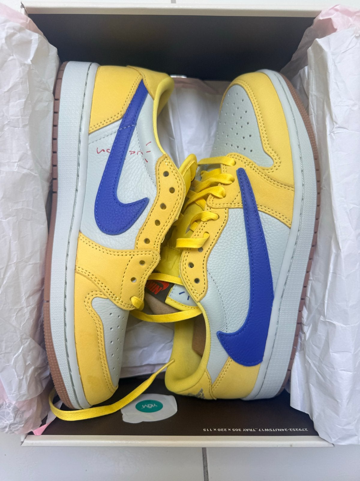 Nike Air Jordan 1 Low Travis Scott Canary, Ophalen of Verzenden, Nieuw, Overige kleuren, Sneakers of Gympen