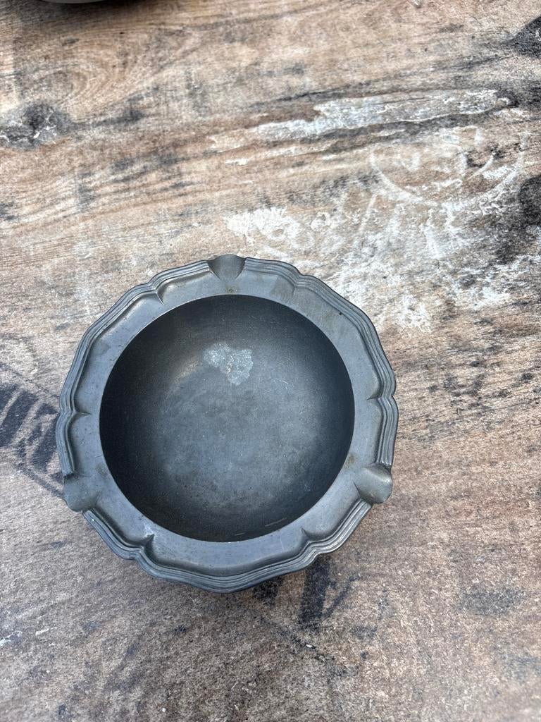 Vintage tinnen asbak met decoratieve rand, Antiek en Kunst, Antiek | Tin, Ophalen of Verzenden