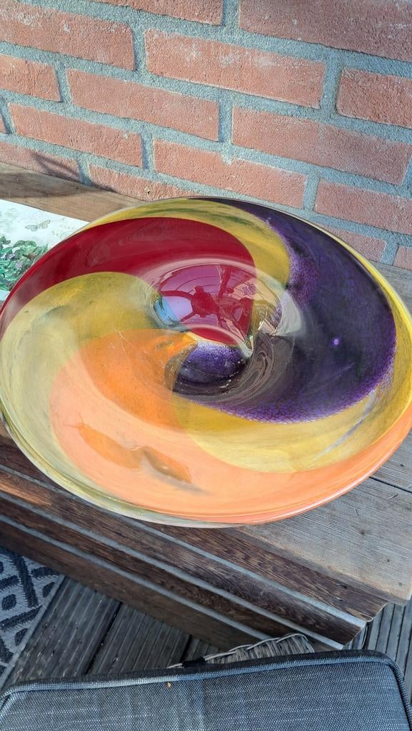 Mond geblazen schaal, ontwerp Loranto met levende kleuren., Verzenden