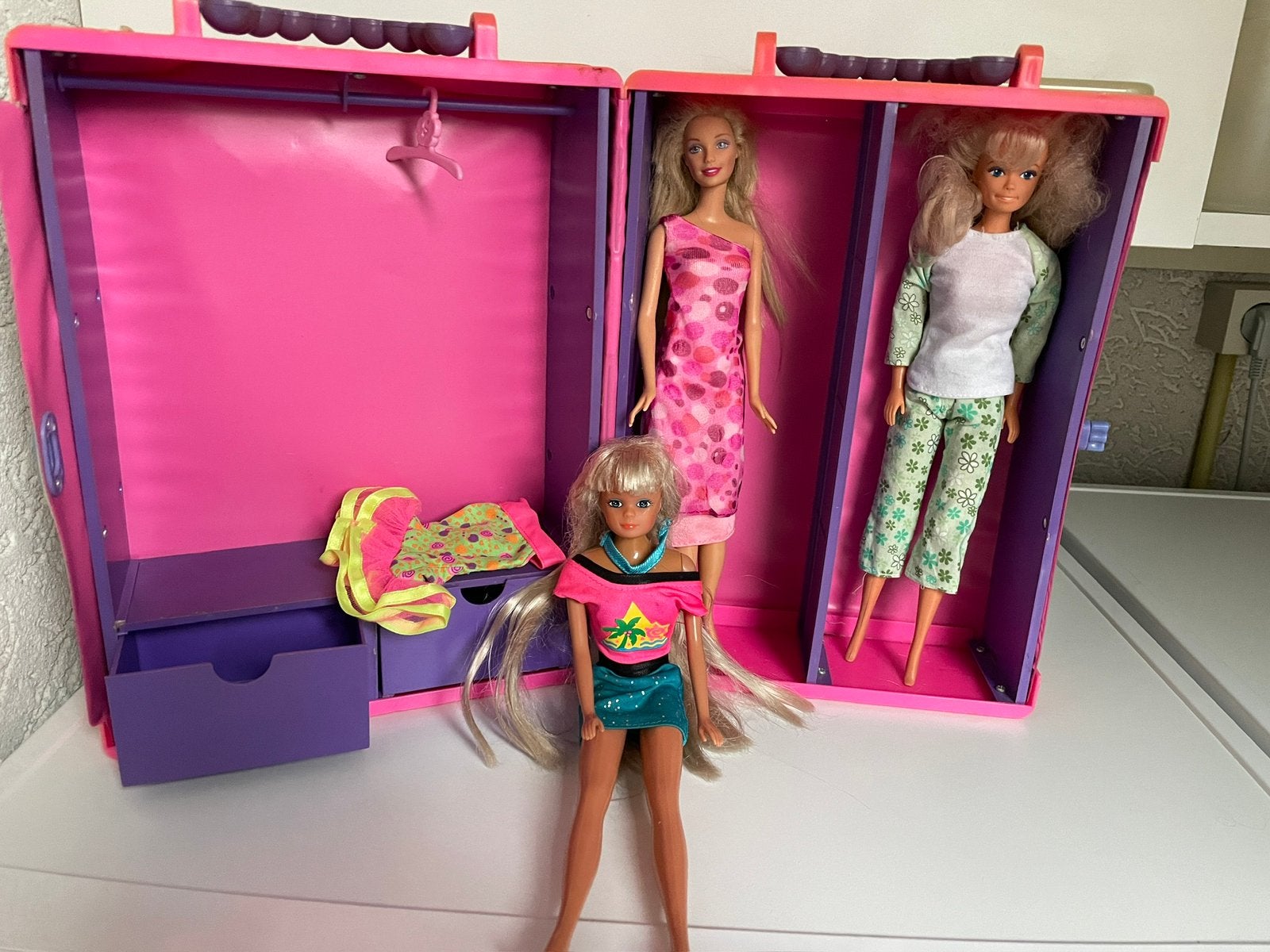 Vintage Draag kast koffer met  3 Barbie  zie op foto’s, Ophalen of Verzenden, Zo goed als nieuw, Barbie